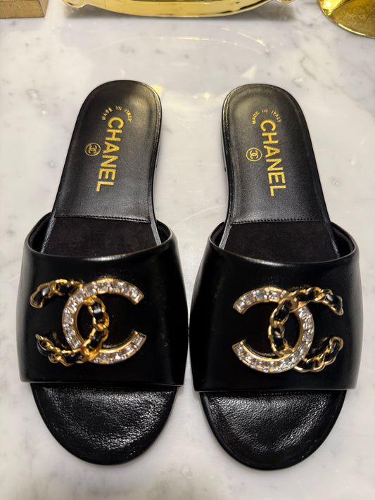 2024 CHANEL CC LOGO BLACK LEATHER CC CRYSTAL CHAIN LOGO FLAT SHOES SLIDES MULES SANDALS