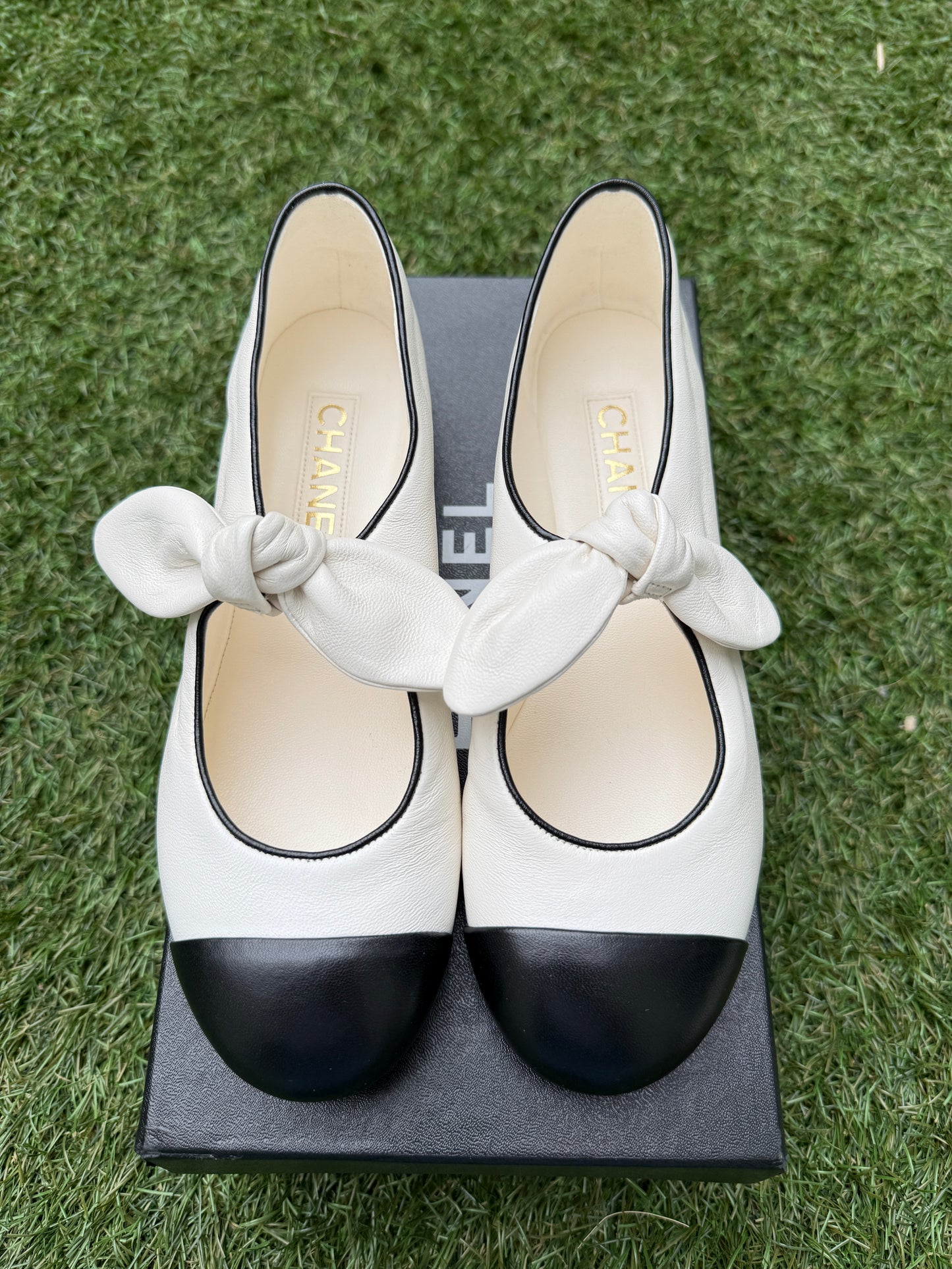 2024 CHANEL WHITE & BLACK LEATHER BALLET BALLERINA FLATS WITH BOW