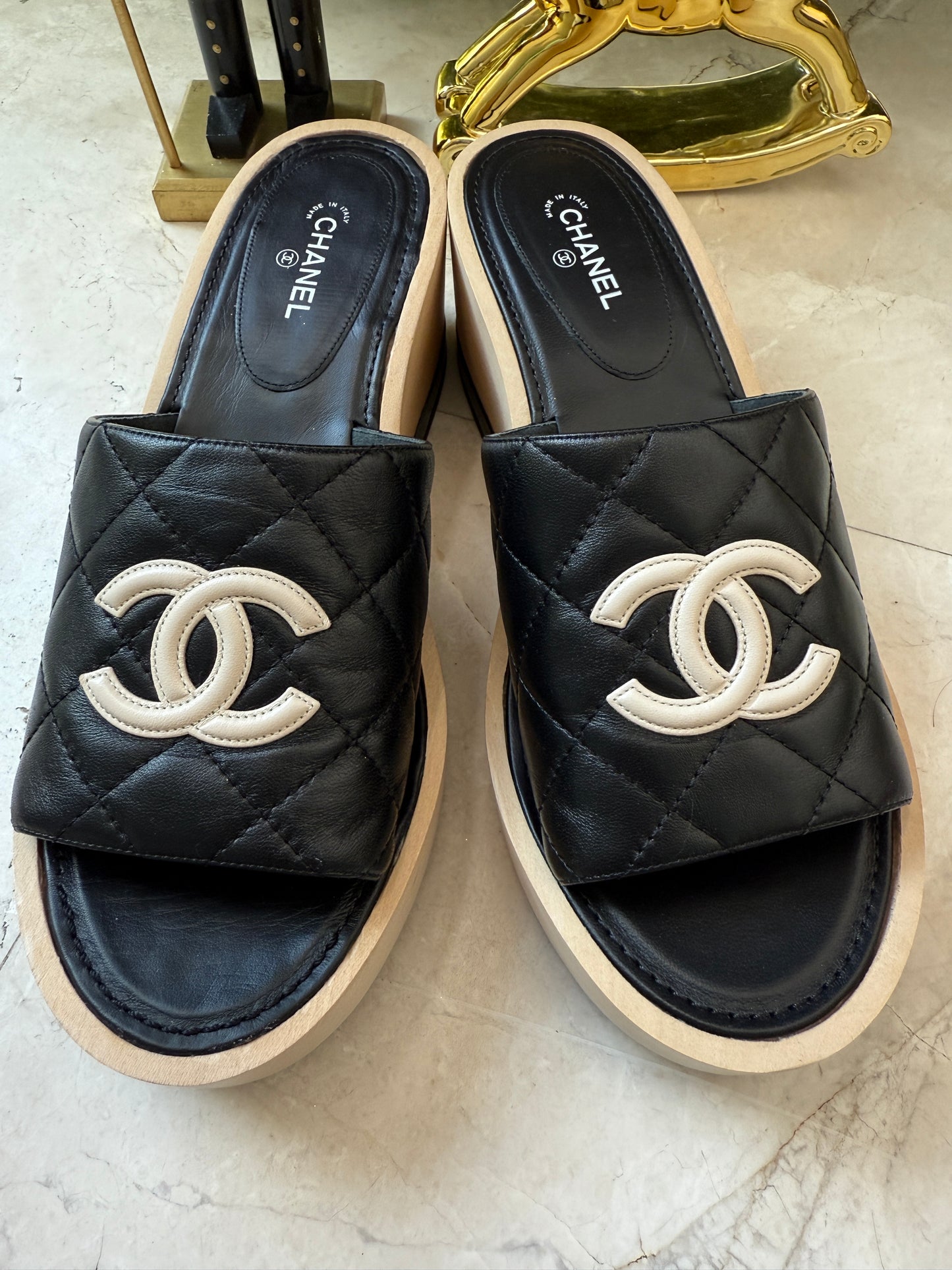 CHANEL BLACK WOODEN MULES IN LAMBSKIN LEATHER WITH CREAM CC LOGO DETAIL WEDGE SLIDES