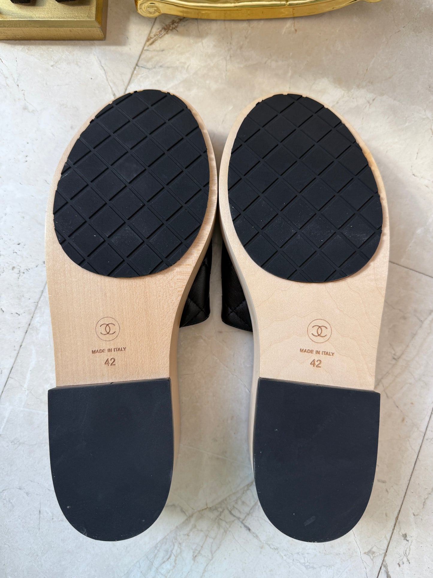 CHANEL BLACK WOODEN MULES IN LAMBSKIN LEATHER WITH CREAM CC LOGO DETAIL WEDGE SLIDES