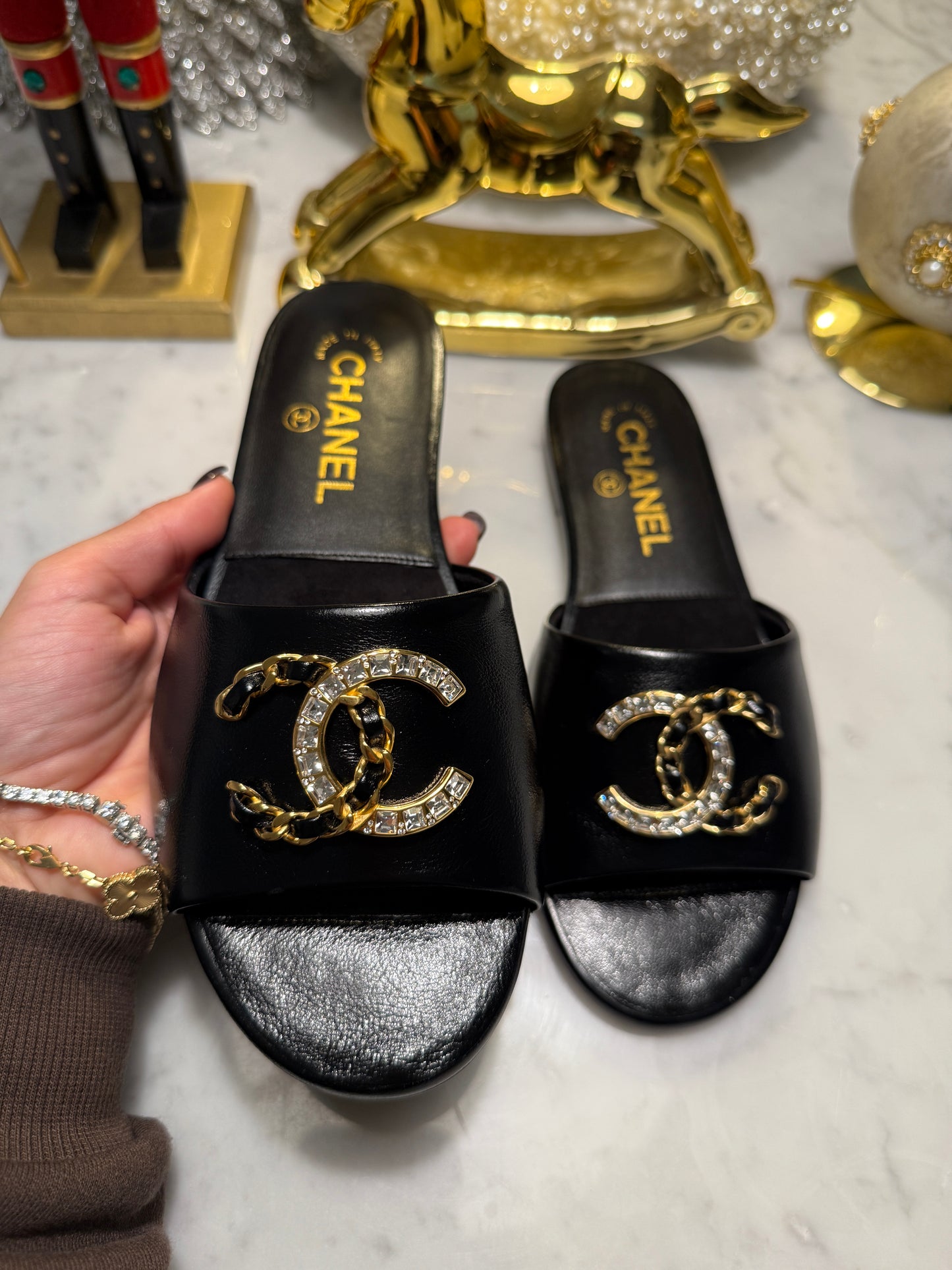 2024 CHANEL CC LOGO BLACK LEATHER CC CRYSTAL CHAIN LOGO FLAT SHOES SLIDES MULES SANDALS