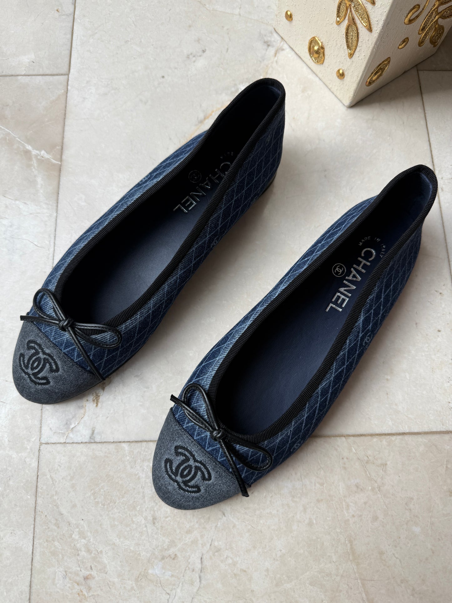 2024 CHANEL CC LOGO DARK BLUE DENIM JEAN BALLET FLATS BLACK CAPTOE SHOES