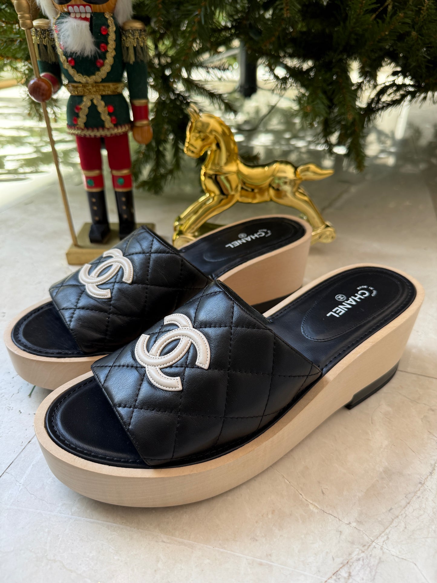 CHANEL BLACK WOODEN MULES IN LAMBSKIN LEATHER WITH CREAM CC LOGO DETAIL WEDGE SLIDES