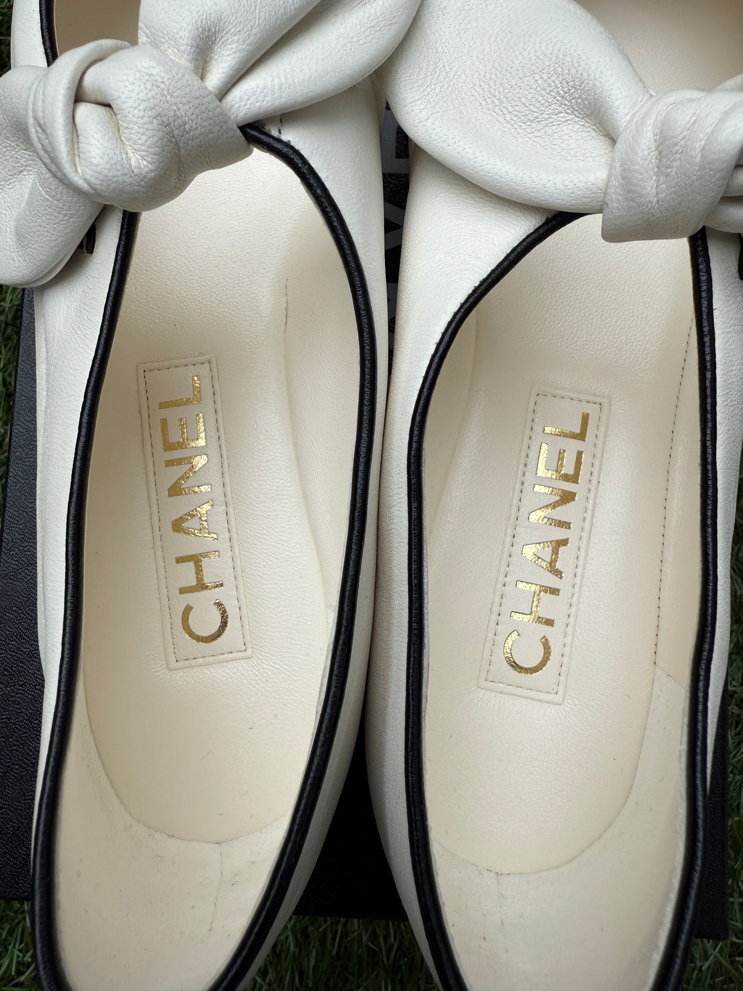 2024 CHANEL WHITE & BLACK LEATHER BALLET BALLERINA FLATS WITH BOW