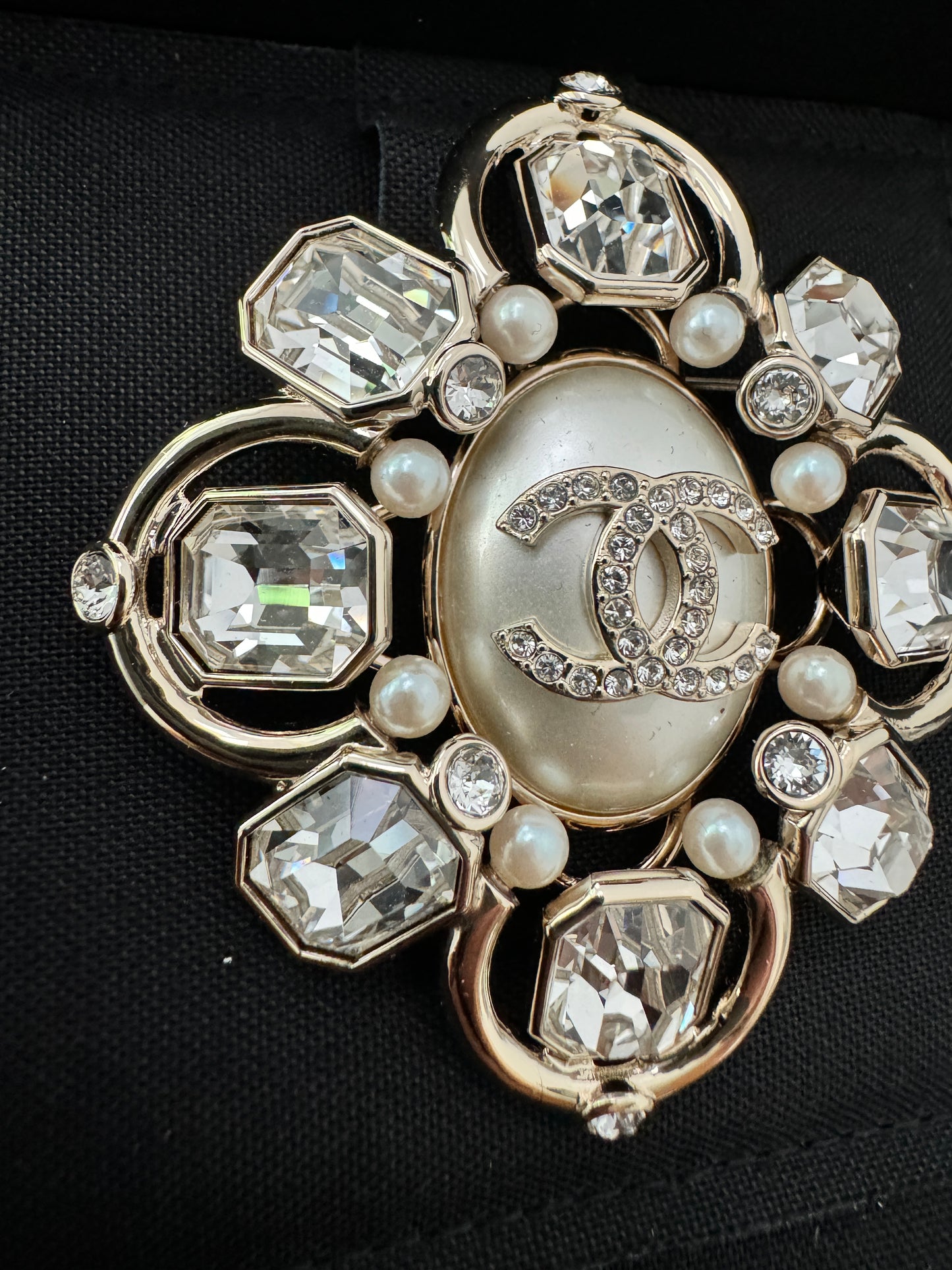 CHANEL 21A LARGE CLASSIC PEARL BIG STONES SHIELD BROOCH GOLD CRYSTALS WHITE PIN