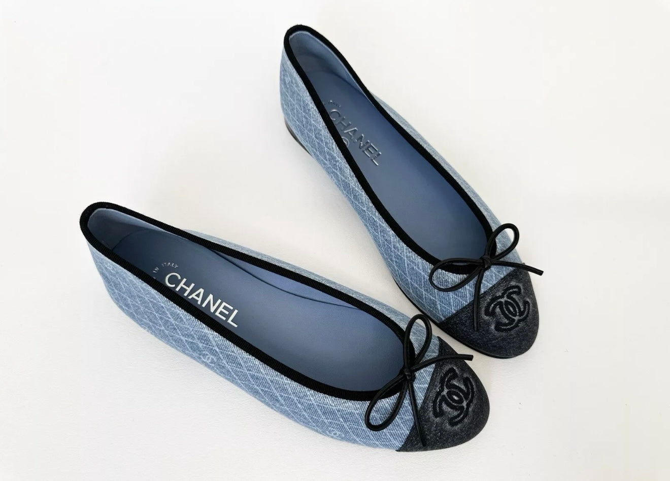 2024 CHANEL CC LOGO BLUE DENIM JEAN BALLET FLATS BLACK CAPTOE SHOES