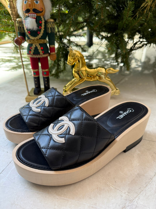 CHANEL BLACK WOODEN MULES IN LAMBSKIN LEATHER WITH CREAM CC LOGO DETAIL WEDGE SLIDES