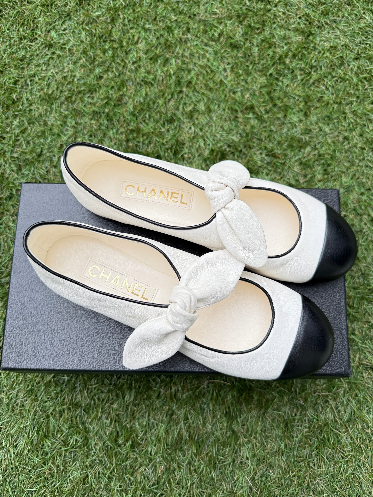 2024 CHANEL WHITE & BLACK LEATHER BALLET BALLERINA FLATS WITH BOW