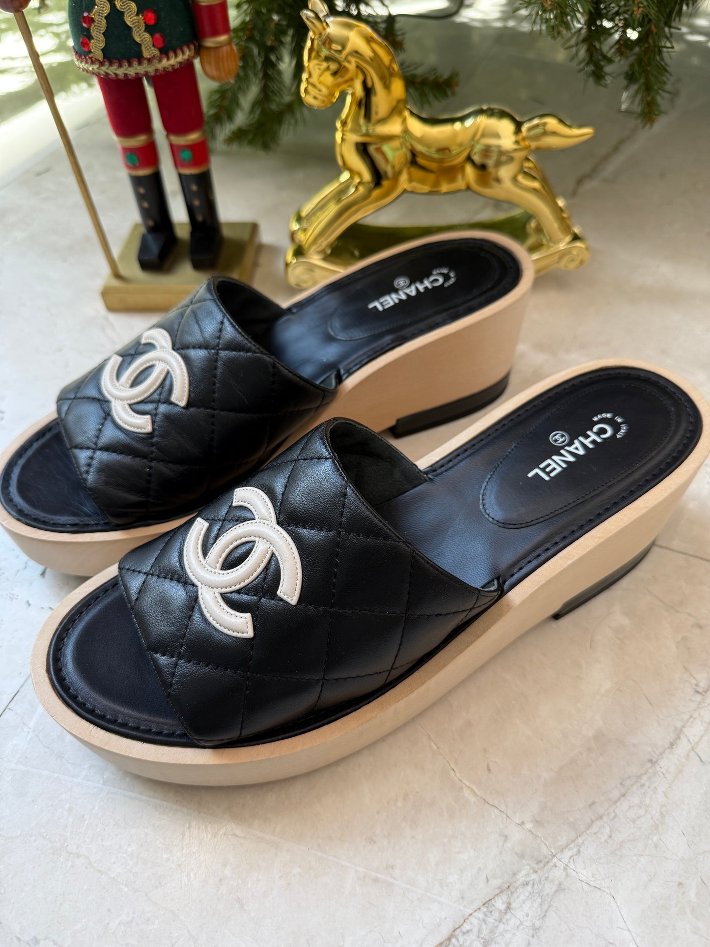 CHANEL BLACK WOODEN MULES IN LAMBSKIN LEATHER WITH CREAM CC LOGO DETAIL WEDGE SLIDES