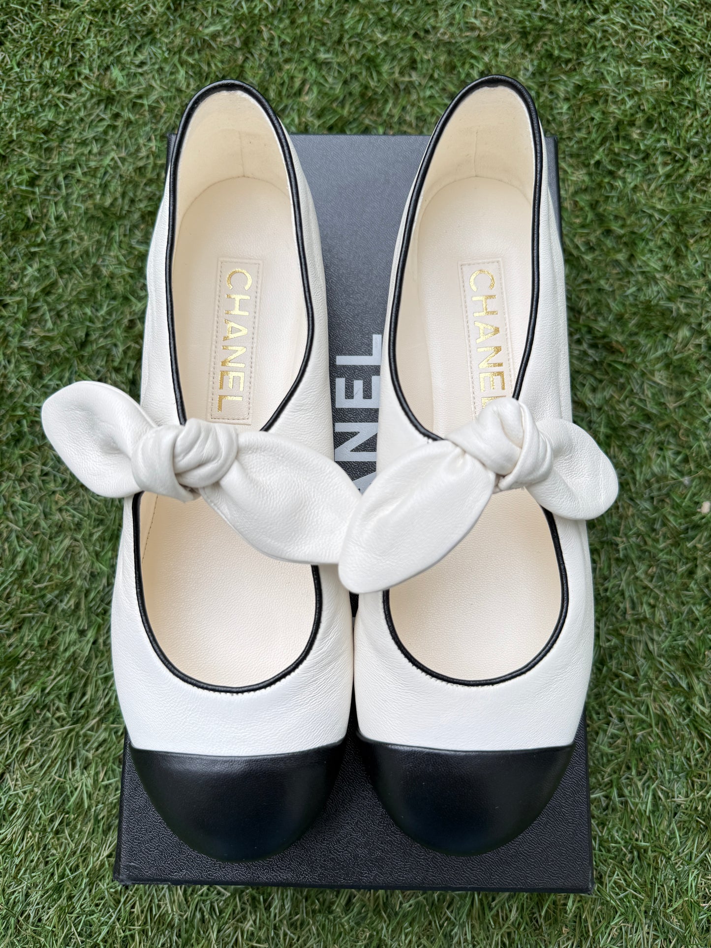 2024 CHANEL WHITE & BLACK LEATHER BALLET BALLERINA FLATS WITH BOW