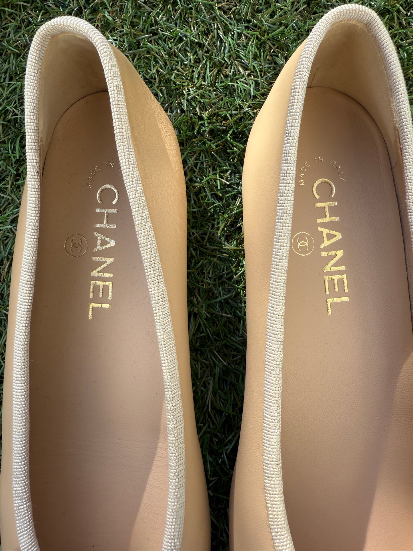 CHANEL CC LOGO BEIGE & BLACK LEATHER BALLET BALLERINA FLATS SHOES CLASSIC