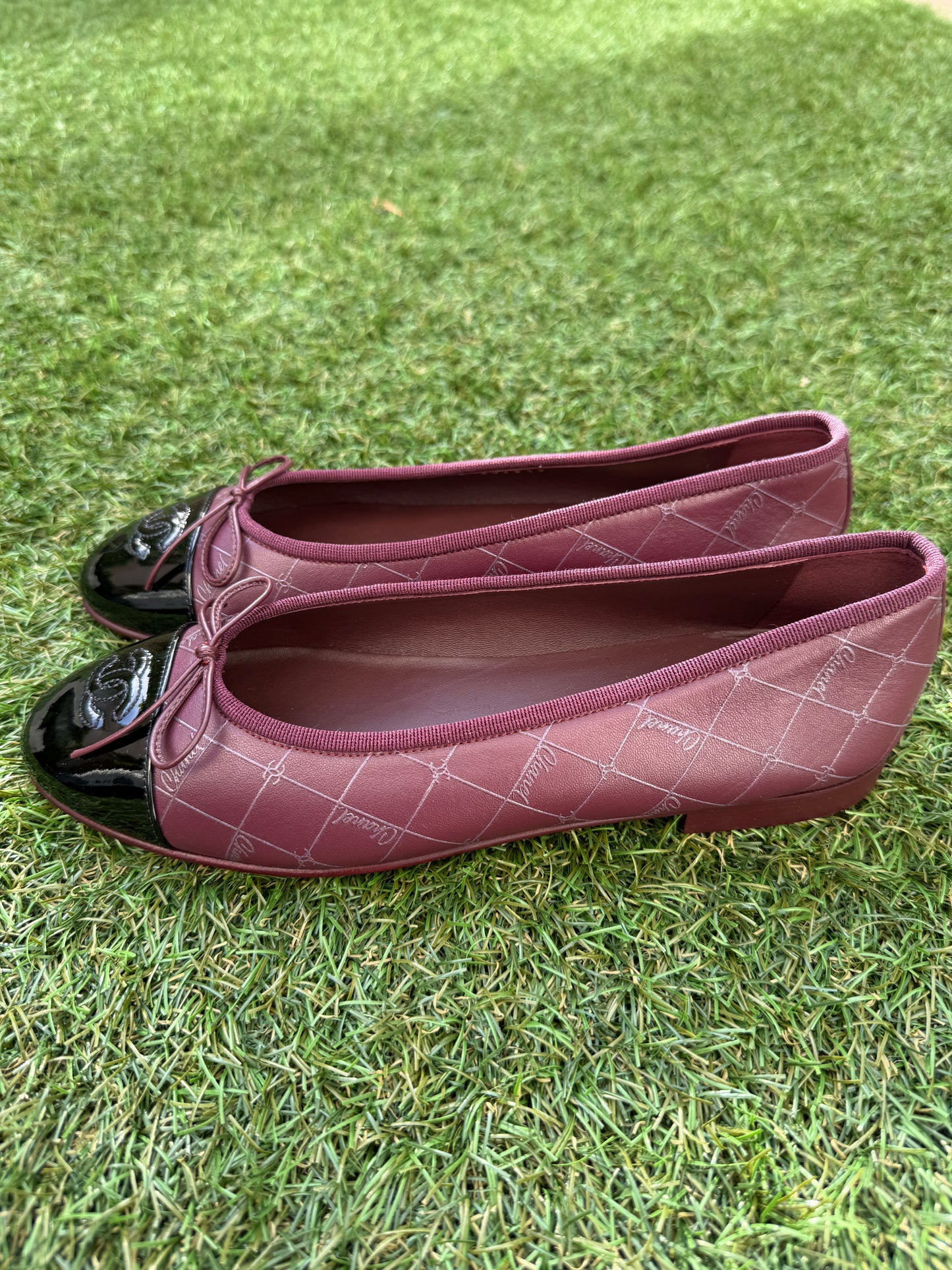 CHANEL CC LOGO BURGUNDY BLACK LEATHER PATENT CAP TOE BALLET BALLERINA FLATS SHOES