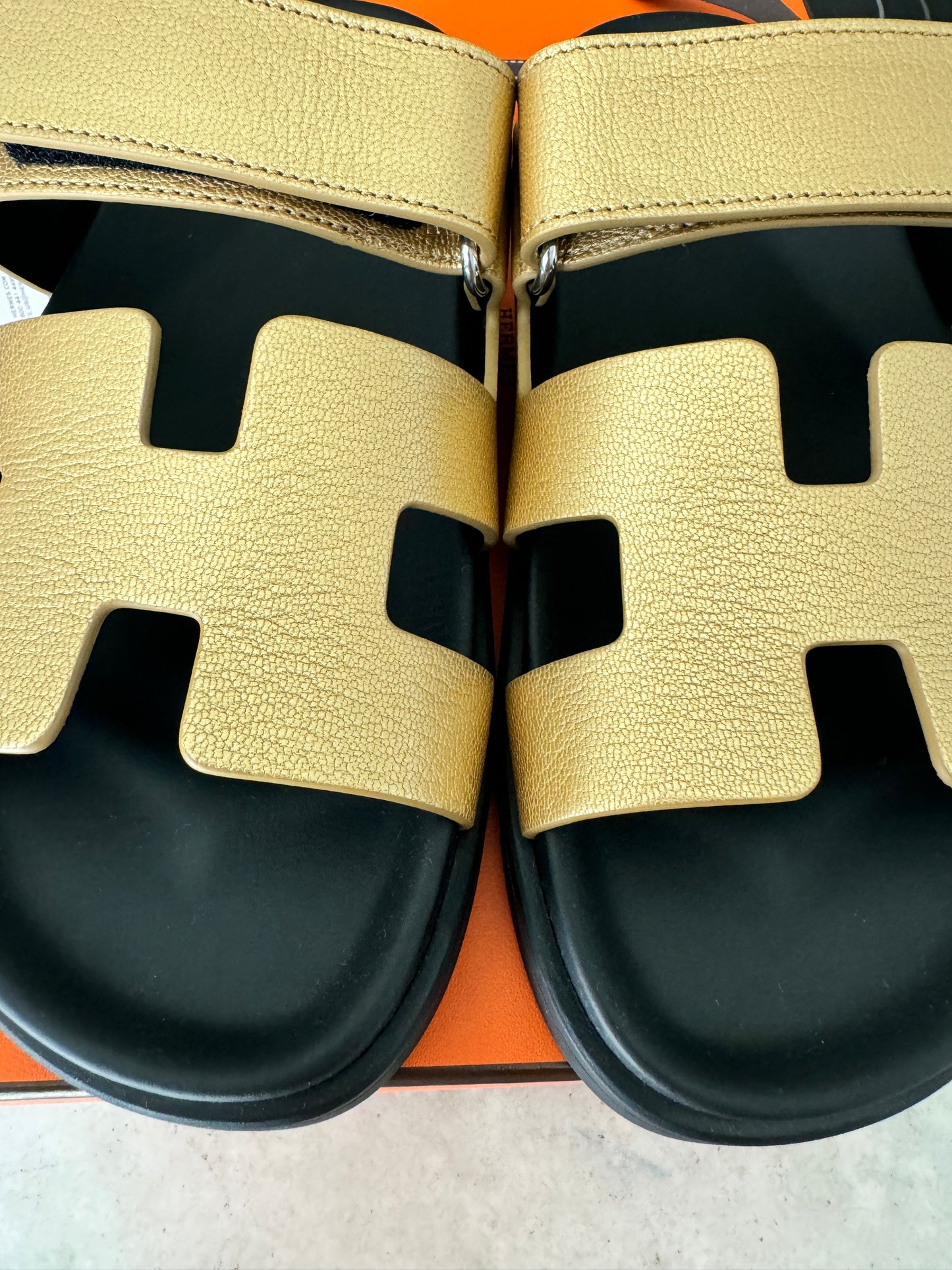 HERMES H CHYPRE DORE GOLD GOLDEN GOATSKIN LEATHER METALLIC SANDALS FLAT SLIDES