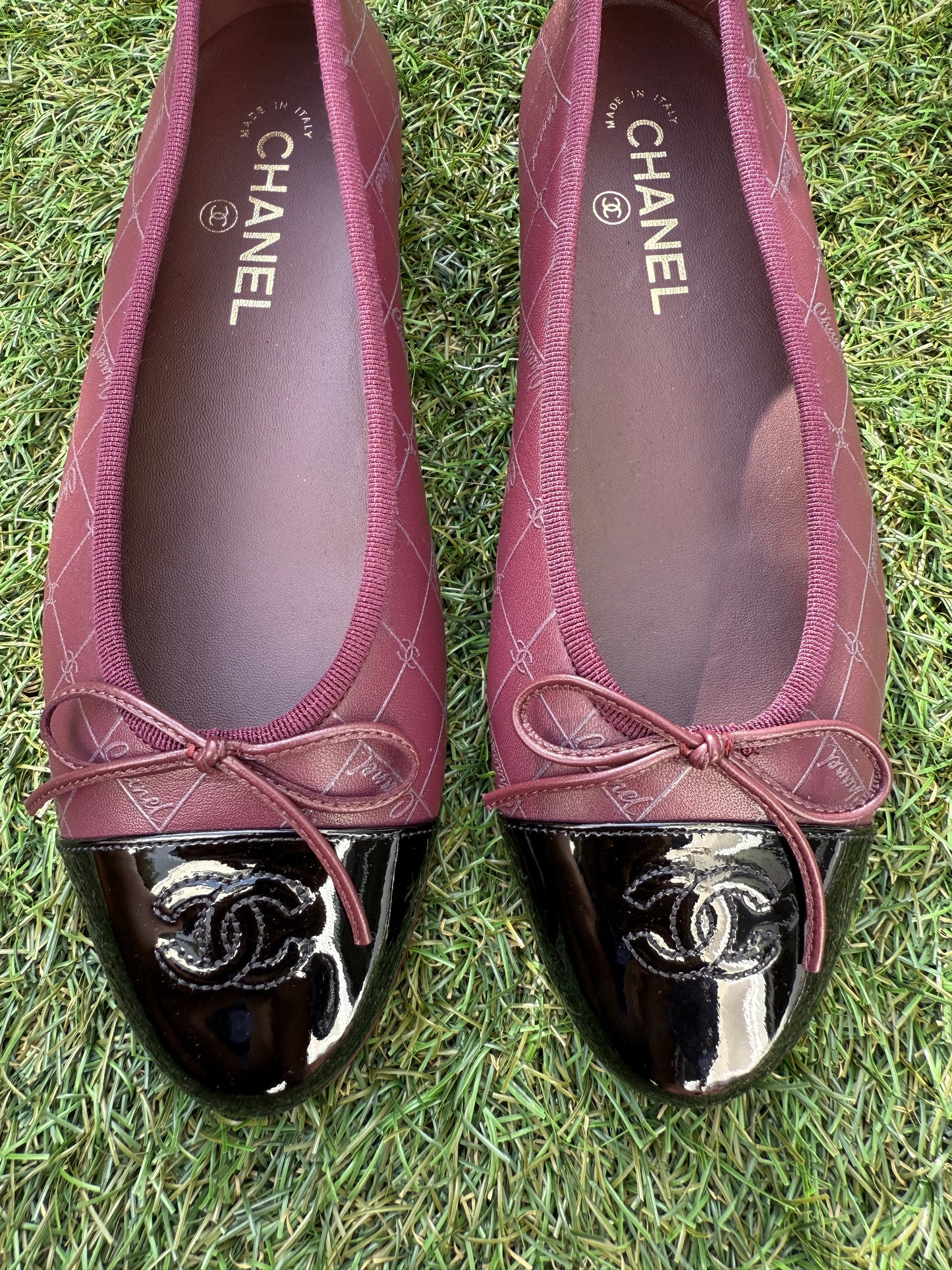 CHANEL CC LOGO BURGUNDY BLACK LEATHER PATENT CAP TOE BALLET BALLERINA FLATS SHOES