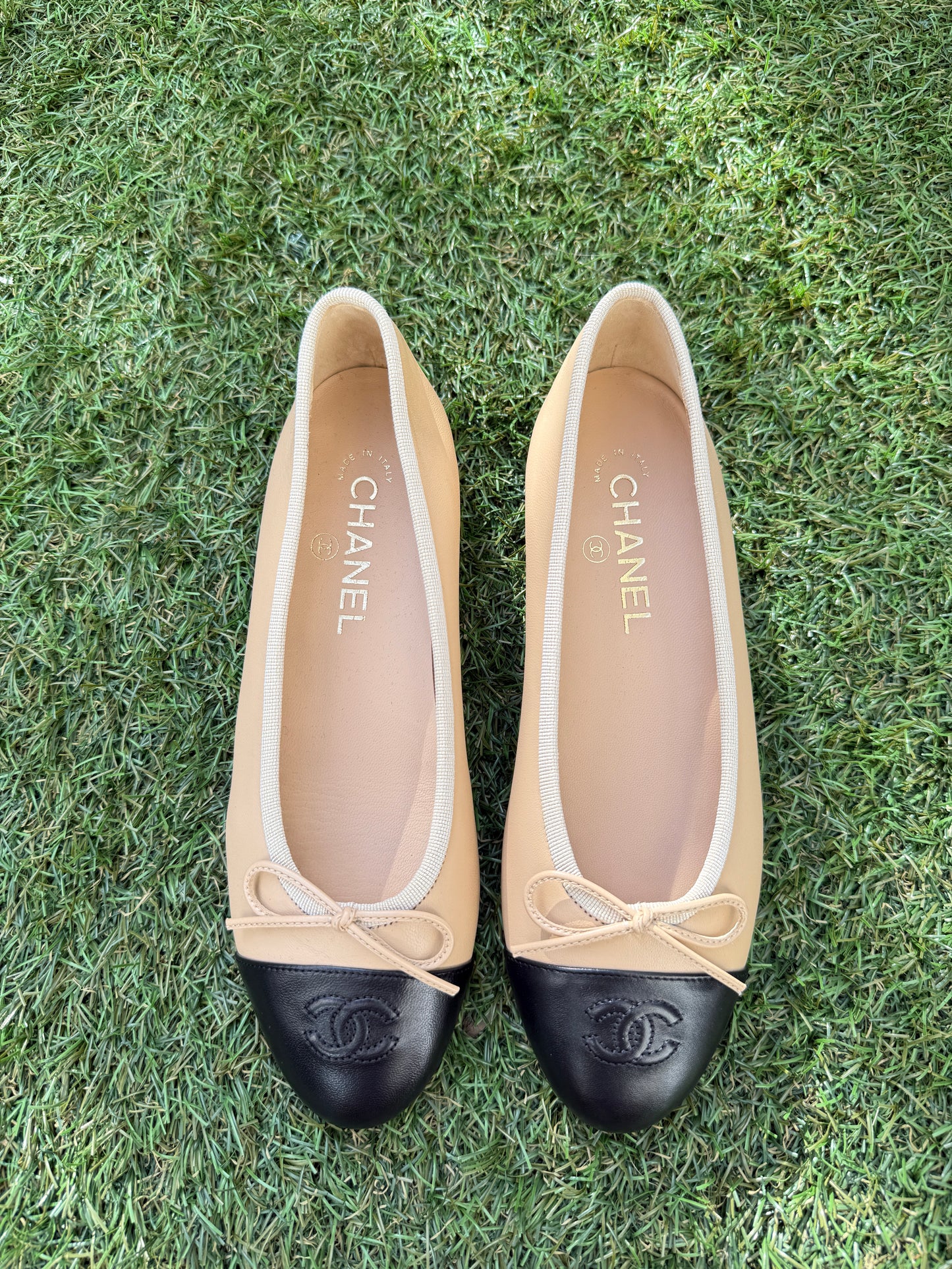 CHANEL CC LOGO BEIGE & BLACK LEATHER BALLET BALLERINA FLATS SHOES CLASSIC