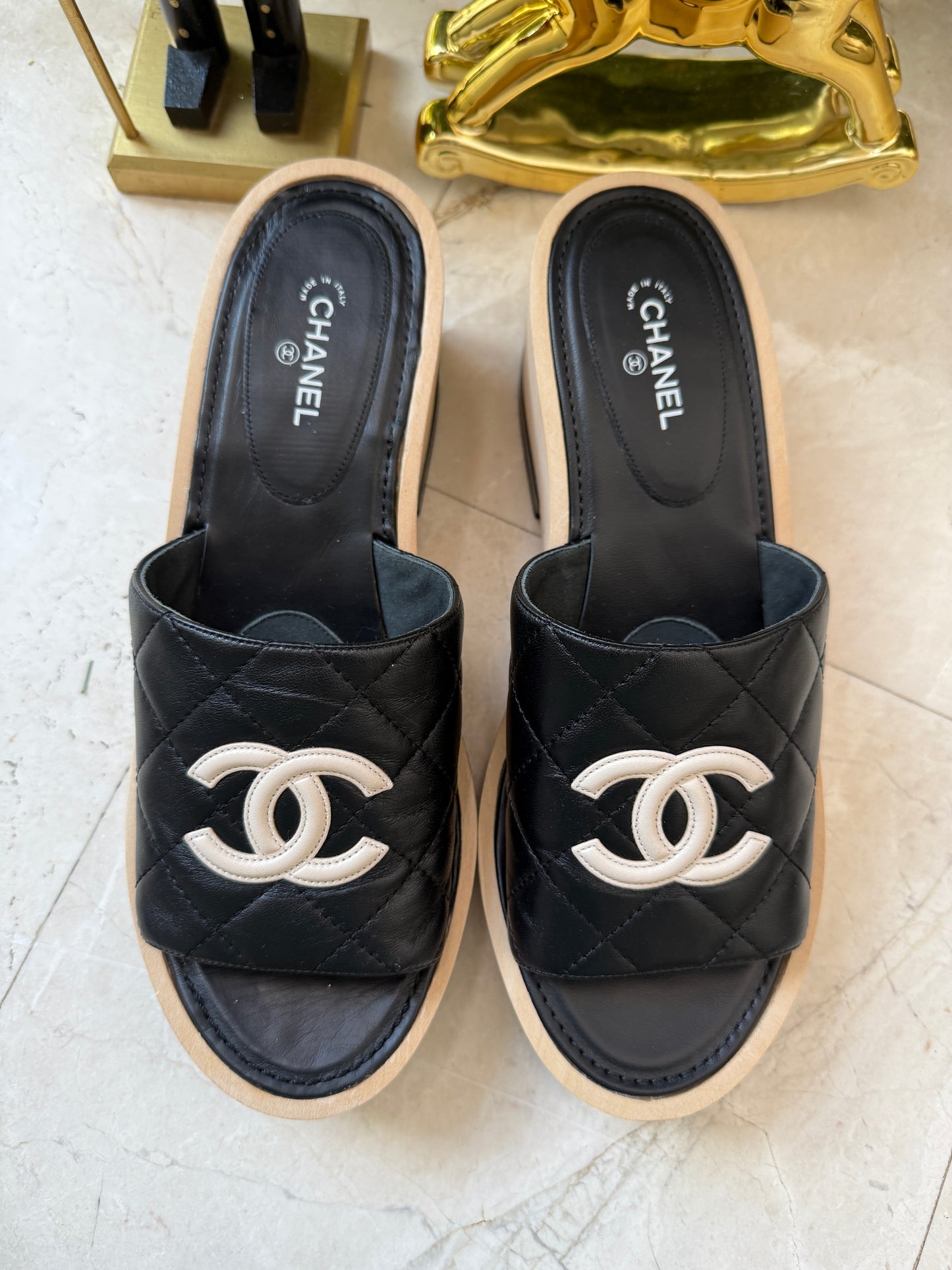 CHANEL BLACK WOODEN MULES IN LAMBSKIN LEATHER WITH CREAM CC LOGO DETAIL WEDGE SLIDES