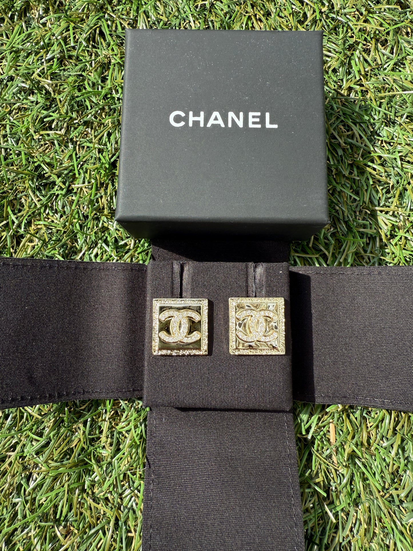 2023P CHANEL RUNWAY SQUARE GOLD TONE CC LOGO WHITE CRYSTALS EARRINGS STUDS STUD