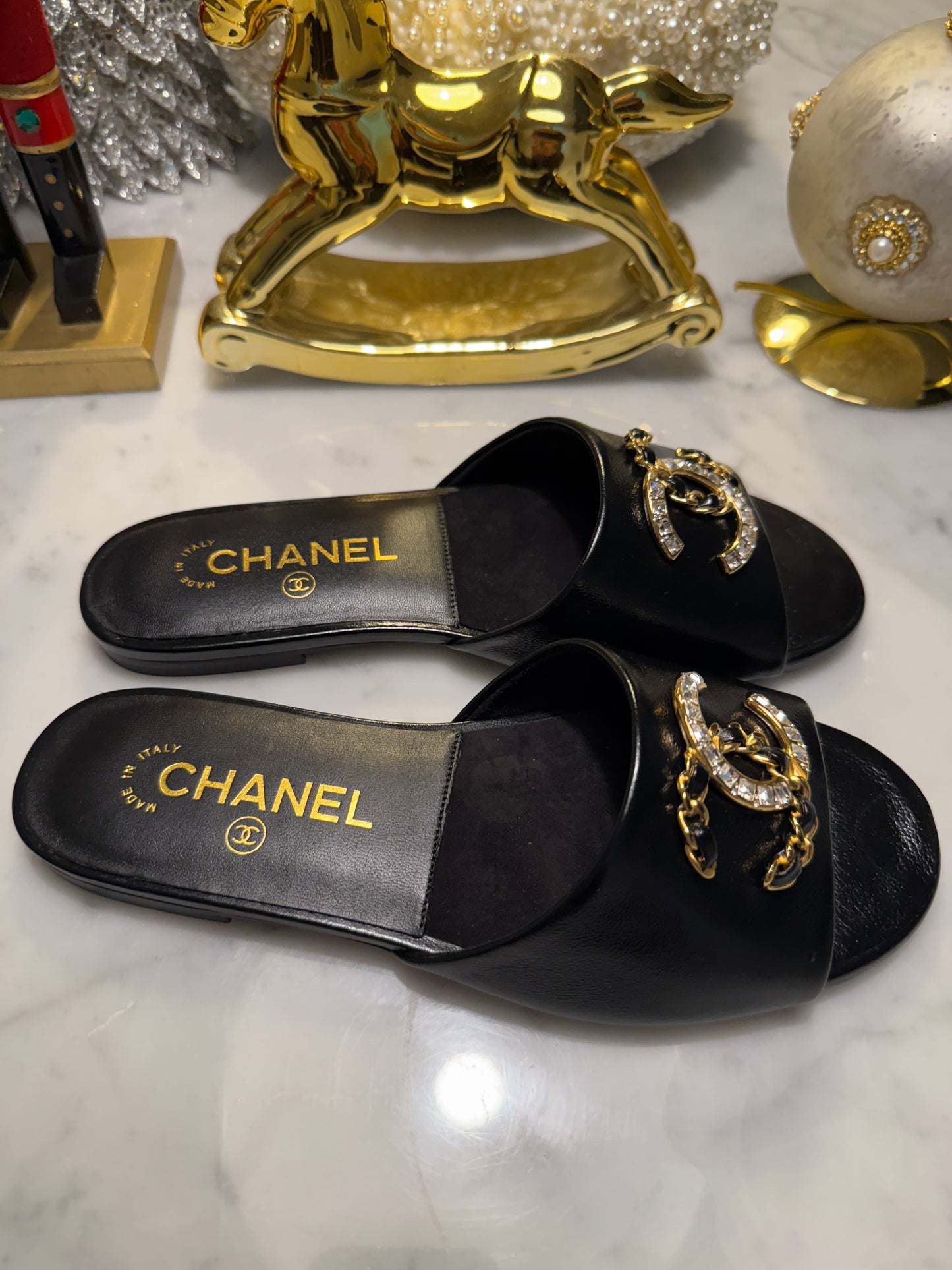 2024 CHANEL CC LOGO BLACK LEATHER CC CRYSTAL CHAIN LOGO FLAT SHOES SLIDES MULES SANDALS