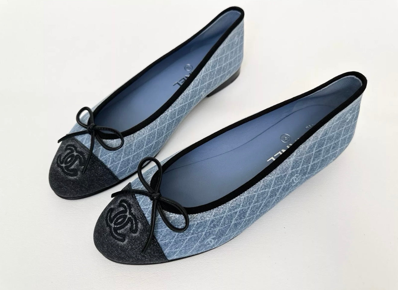 2024 CHANEL CC LOGO BLUE DENIM JEAN BALLET FLATS BLACK CAPTOE SHOES