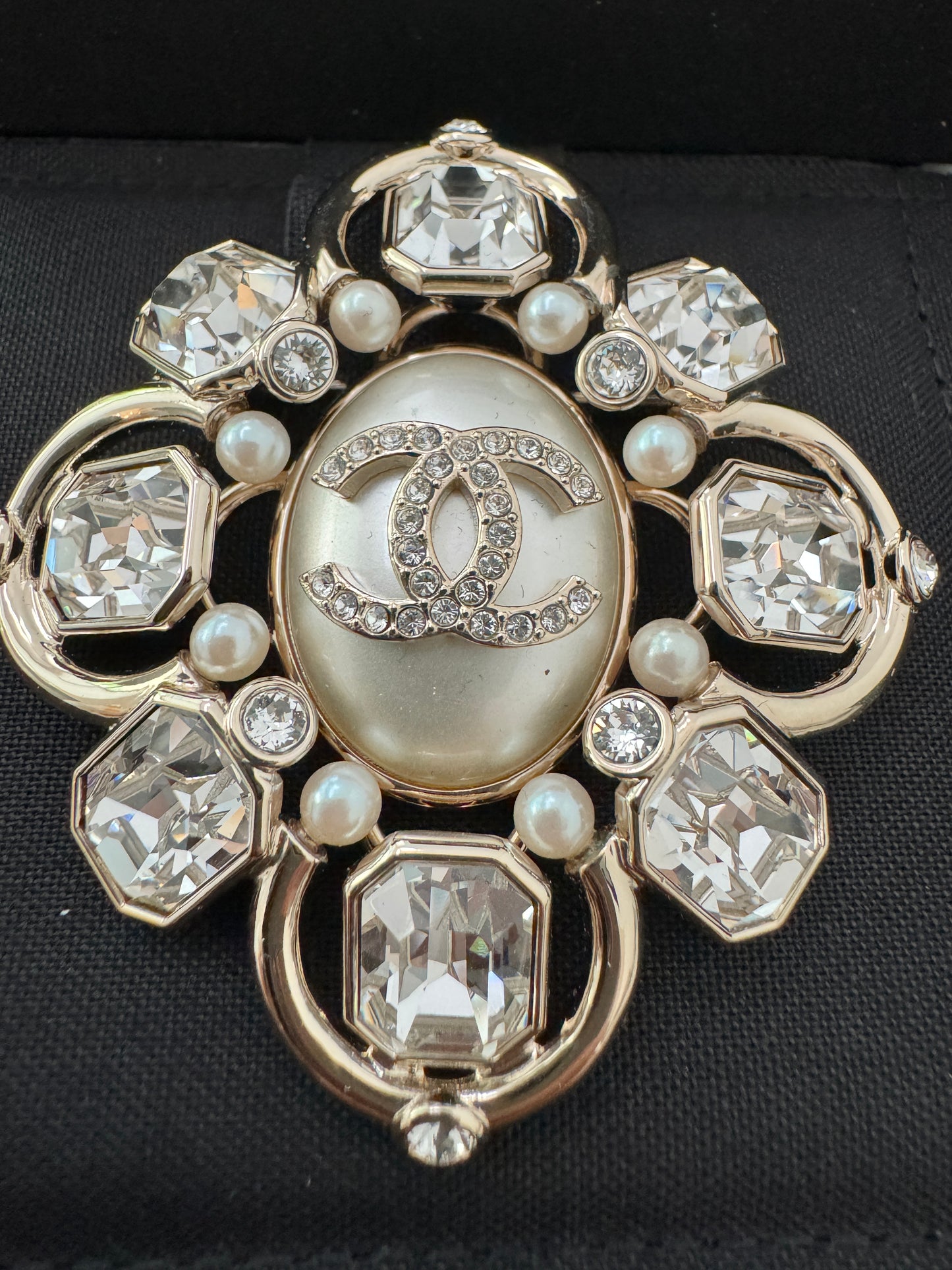 CHANEL 21A LARGE CLASSIC PEARL BIG STONES SHIELD BROOCH GOLD CRYSTALS WHITE PIN