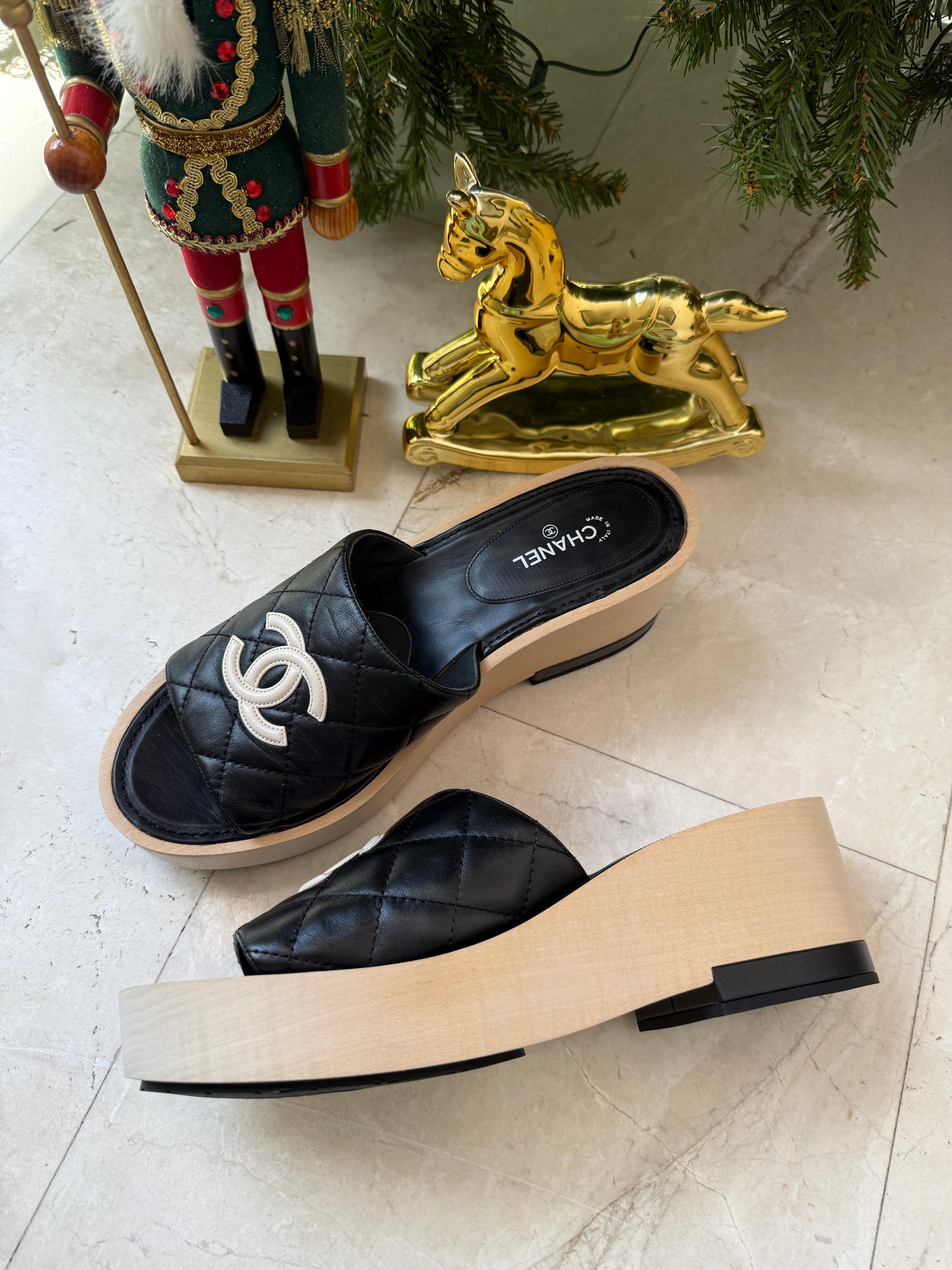 CHANEL BLACK WOODEN MULES IN LAMBSKIN LEATHER WITH CREAM CC LOGO DETAIL WEDGE SLIDES