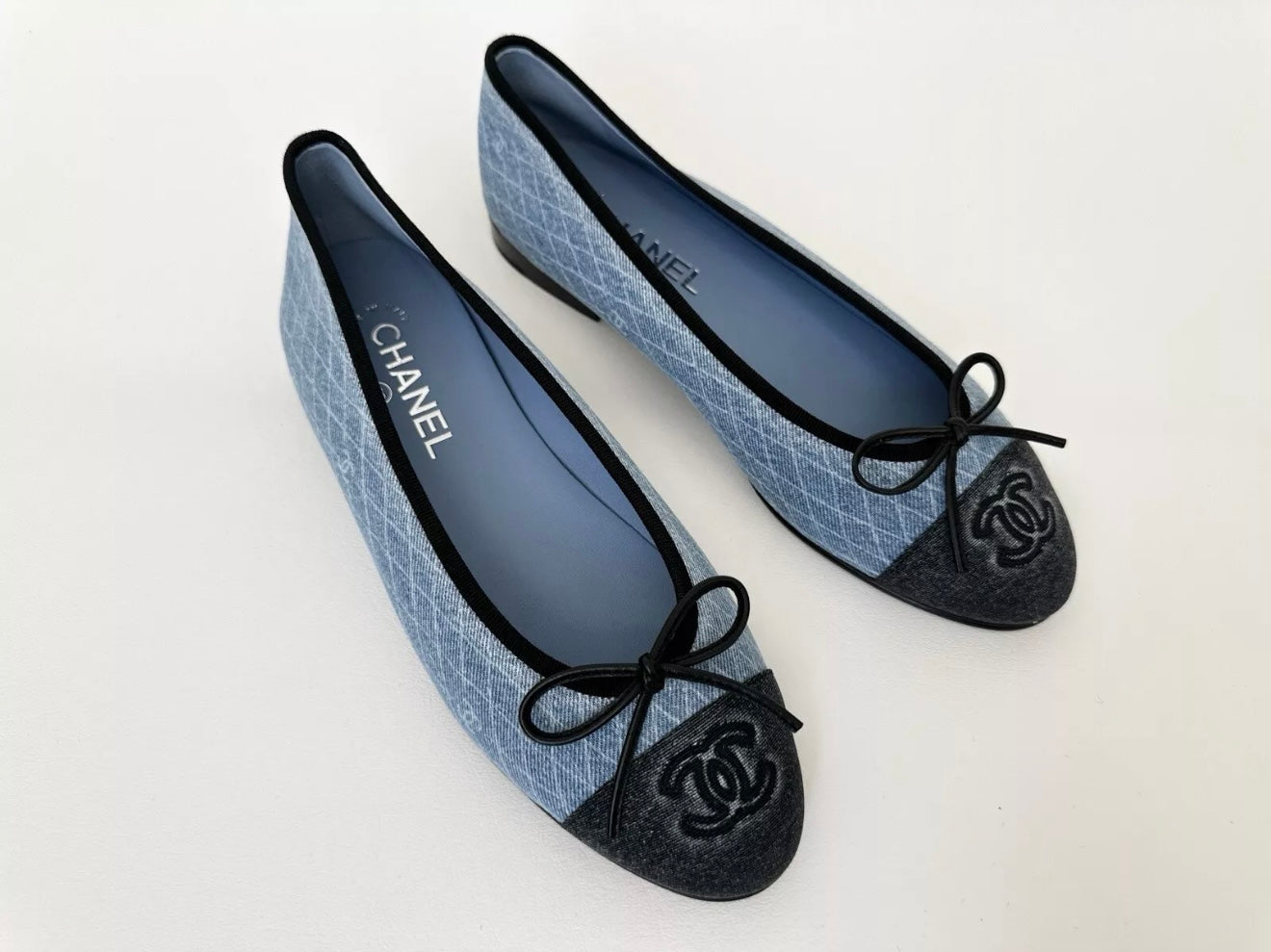 2024 CHANEL CC LOGO BLUE DENIM JEAN BALLET FLATS BLACK CAPTOE SHOES