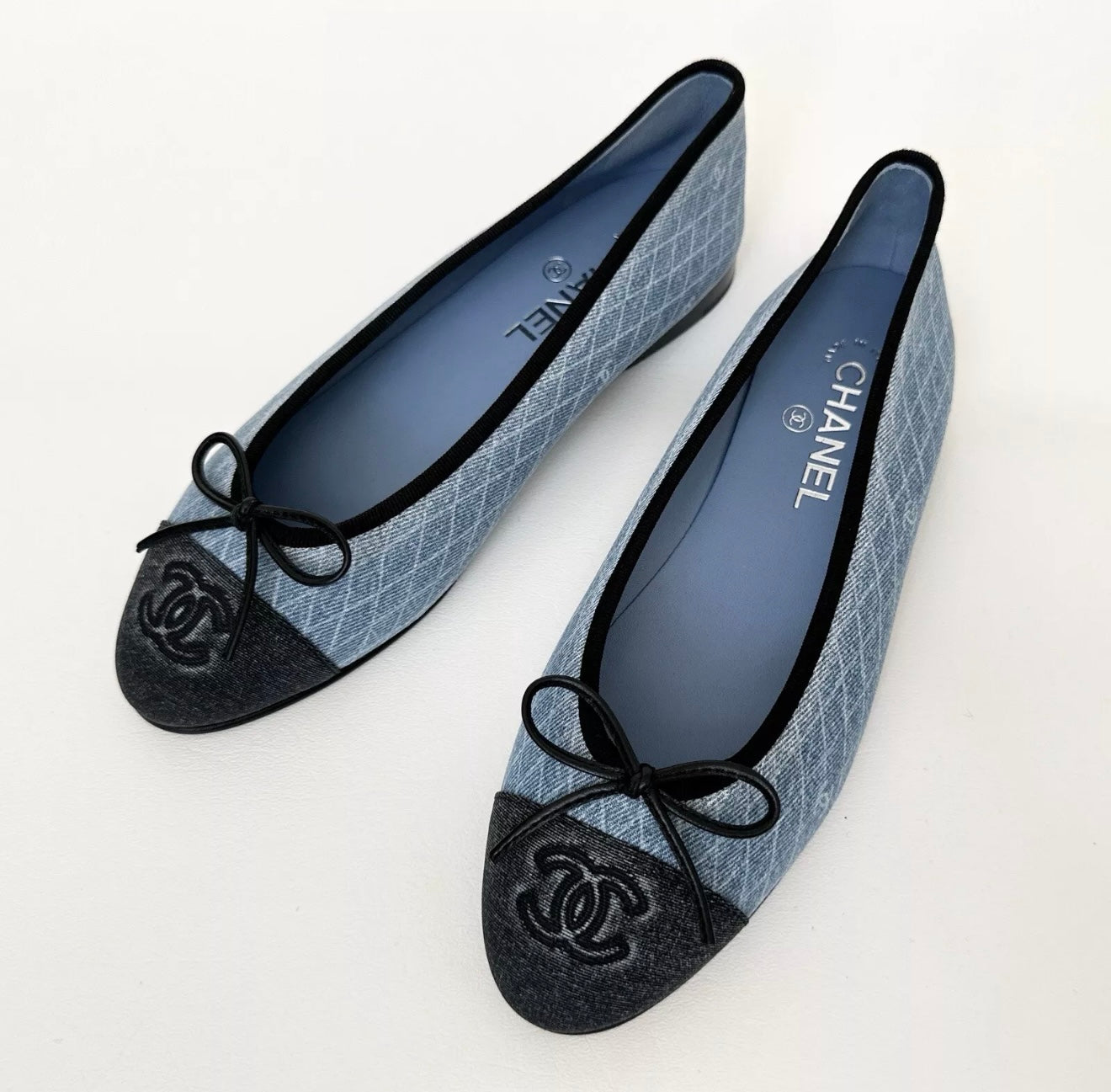 2024 CHANEL CC LOGO BLUE DENIM JEAN BALLET FLATS BLACK CAPTOE SHOES