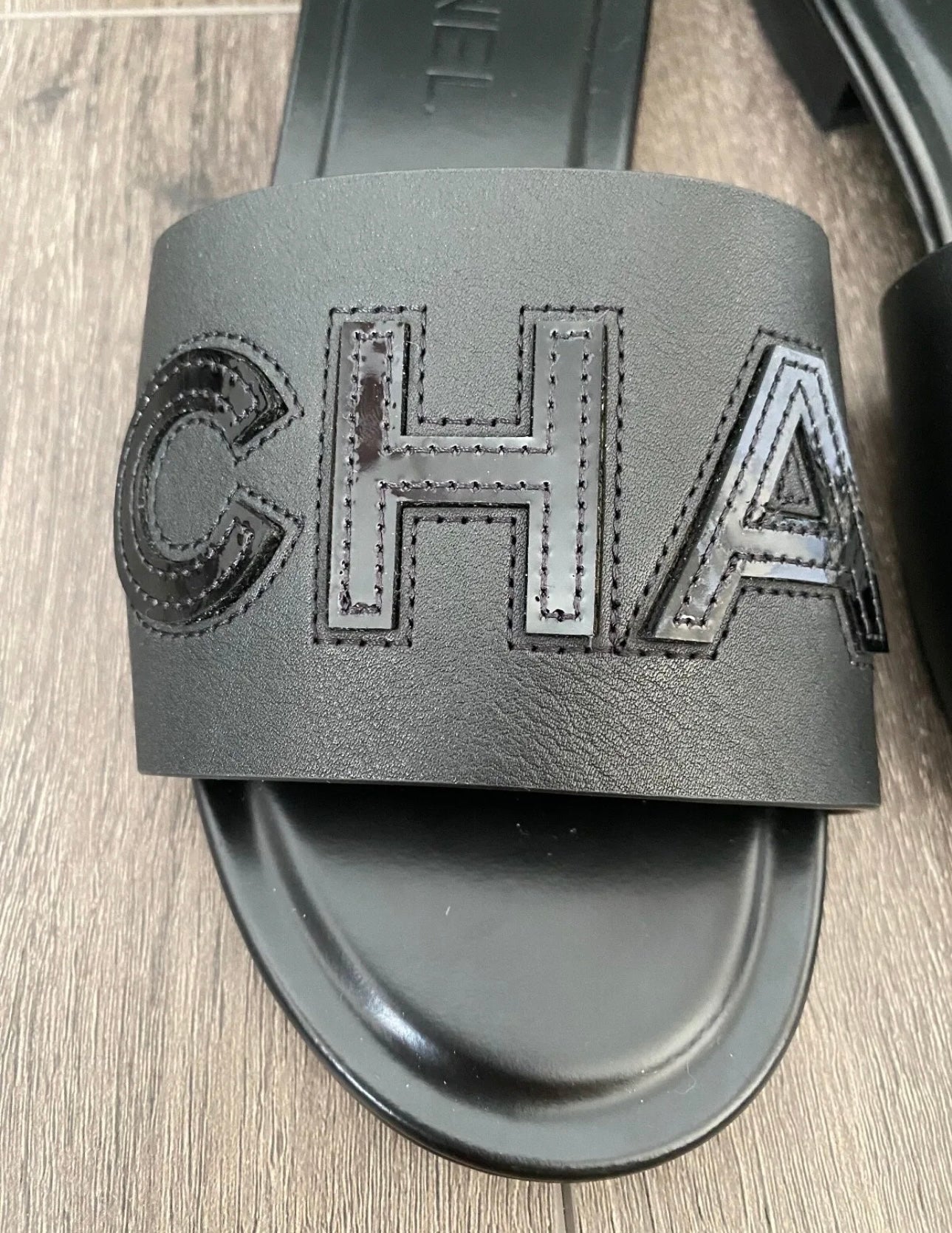 2023 CHANEL CHA NEL LOGO BLACK LEATHER FLAT SHOES SLIDES MULES