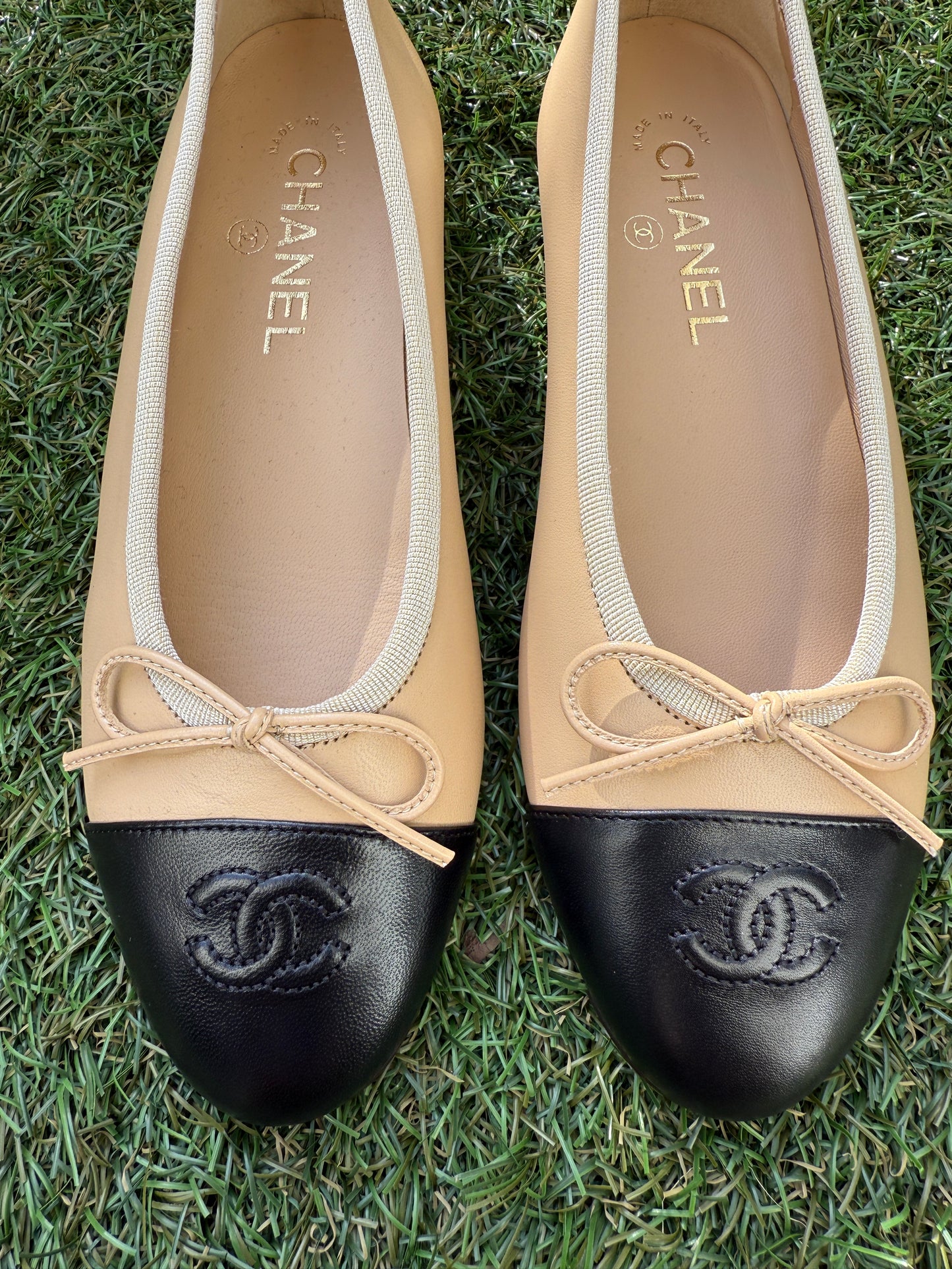 CHANEL CC LOGO BEIGE & BLACK LEATHER BALLET BALLERINA FLATS SHOES CLASSIC