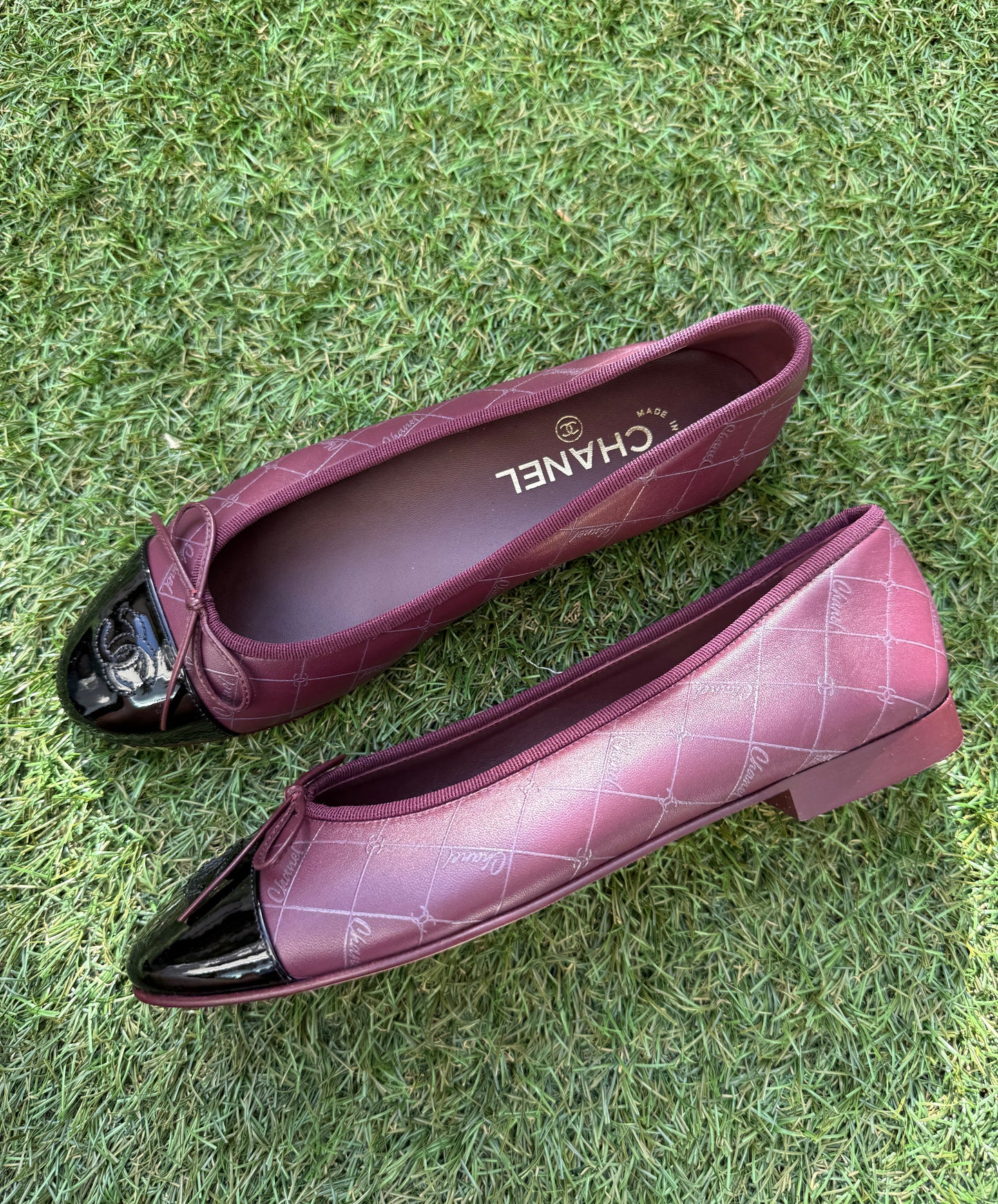 CHANEL CC LOGO BURGUNDY BLACK LEATHER PATENT CAP TOE BALLET BALLERINA FLATS SHOES