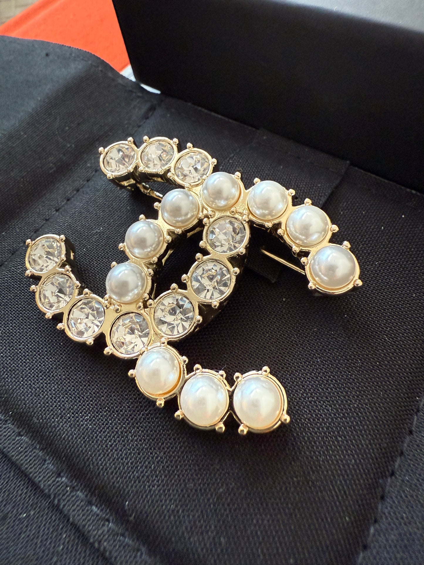 CHANEL 20B CLASSIC GOLD TONE LARGE BIG CC LOGO PEARL PEARLS CRYSTALS BROOCH PIN