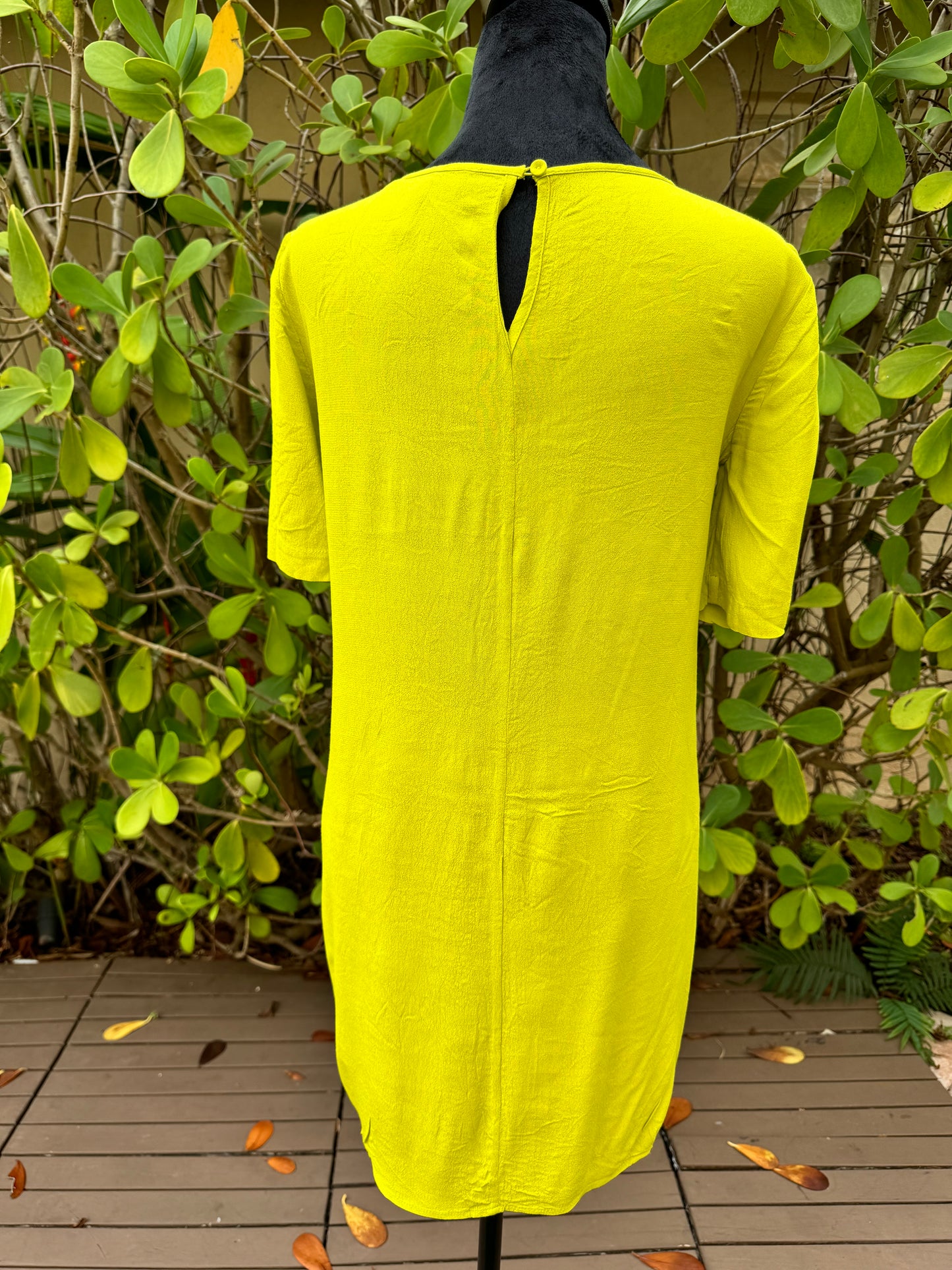 BCBGMaxazria Rosetta Lemongrass Green Half Sleeve Cut Out Shift Dress Pre-Owned