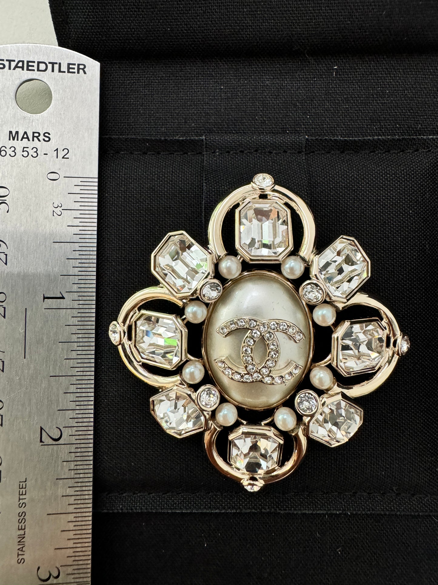 CHANEL 21A LARGE CLASSIC PEARL BIG STONES SHIELD BROOCH GOLD CRYSTALS WHITE PIN