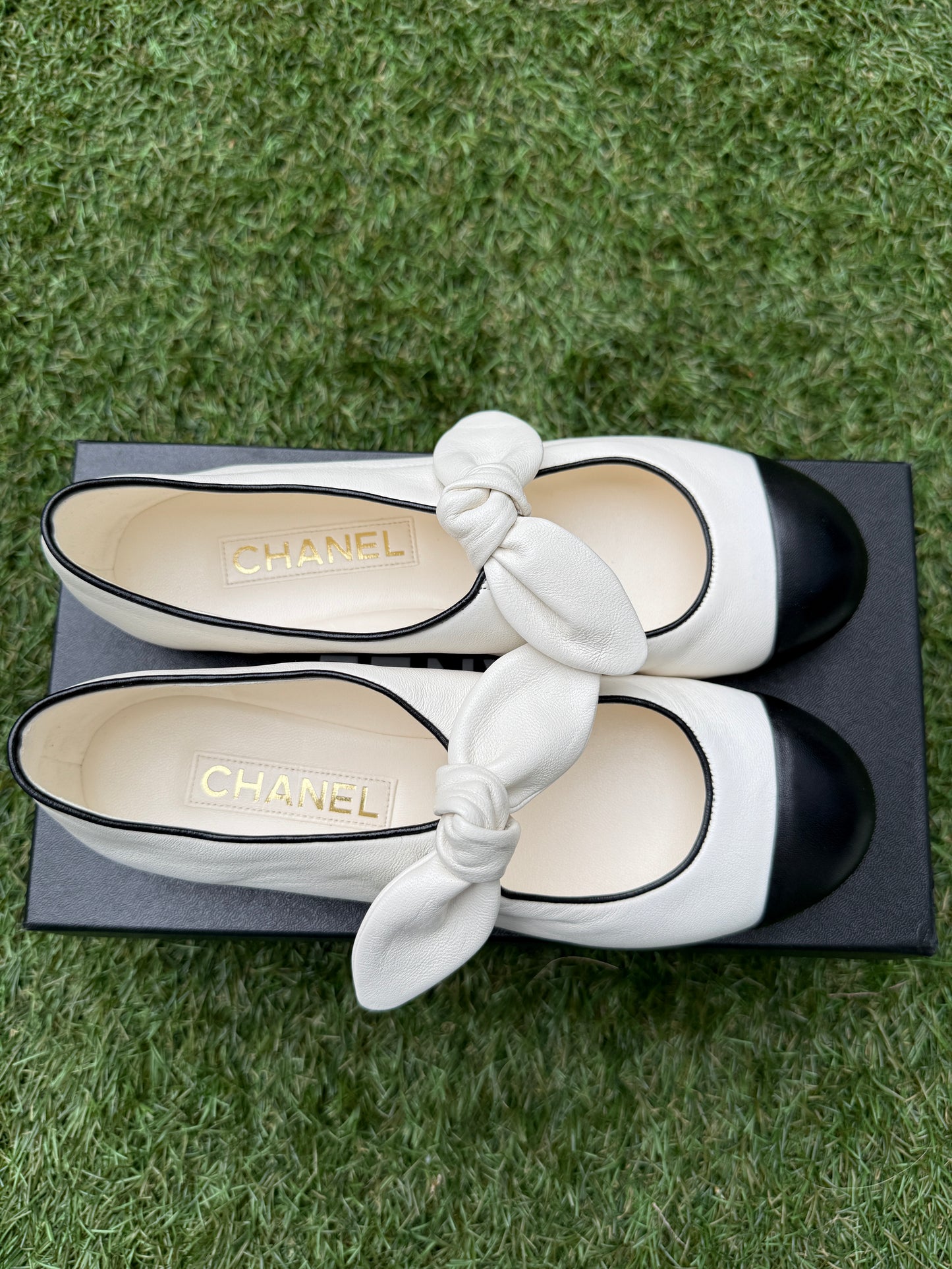 2024 CHANEL WHITE & BLACK LEATHER BALLET BALLERINA FLATS WITH BOW