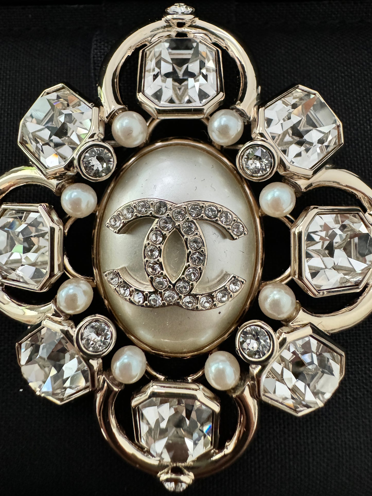 CHANEL 21A LARGE CLASSIC PEARL BIG STONES SHIELD BROOCH GOLD CRYSTALS WHITE PIN