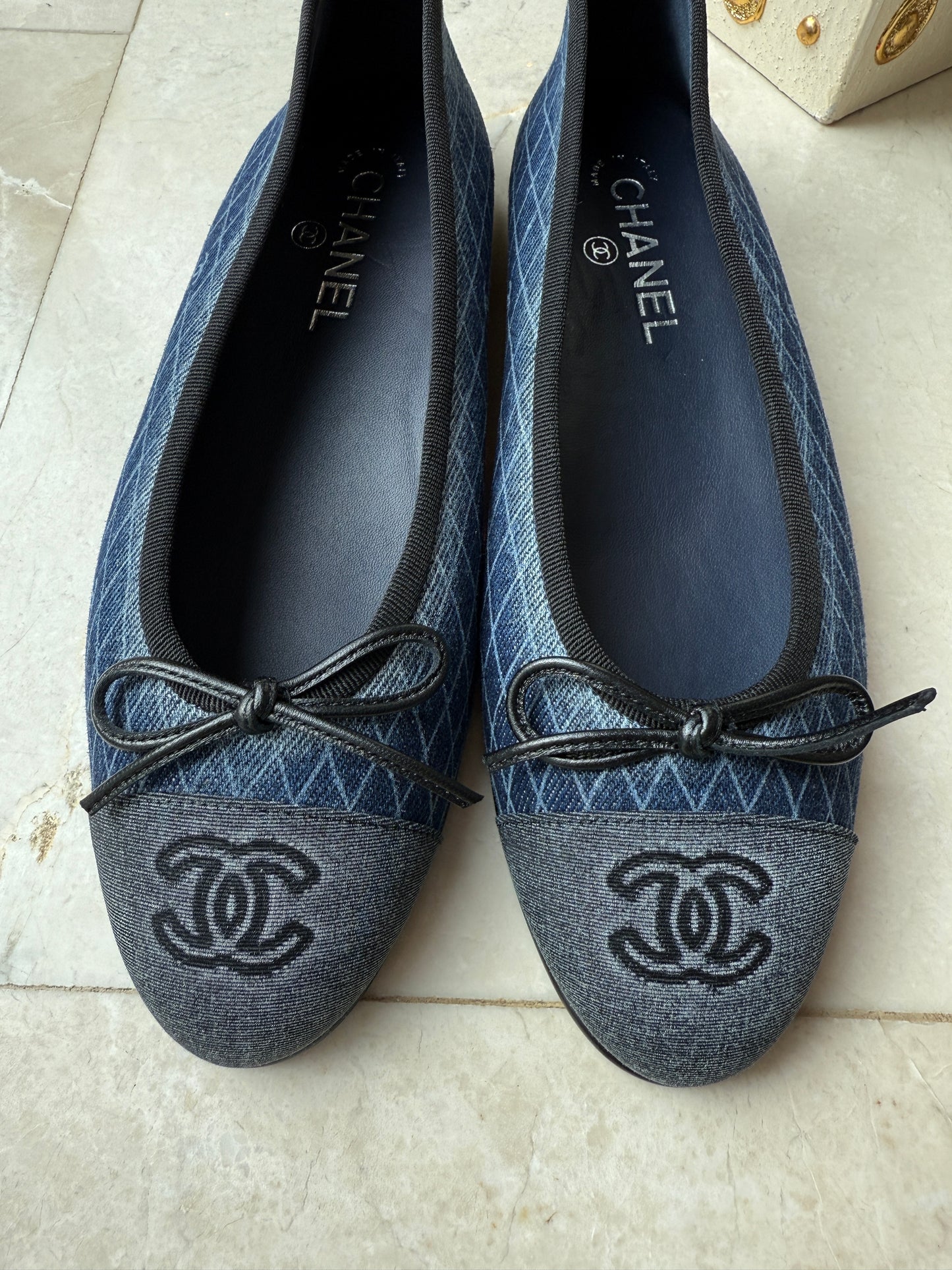 2024 CHANEL CC LOGO DARK BLUE DENIM JEAN BALLET FLATS BLACK CAPTOE SHOES