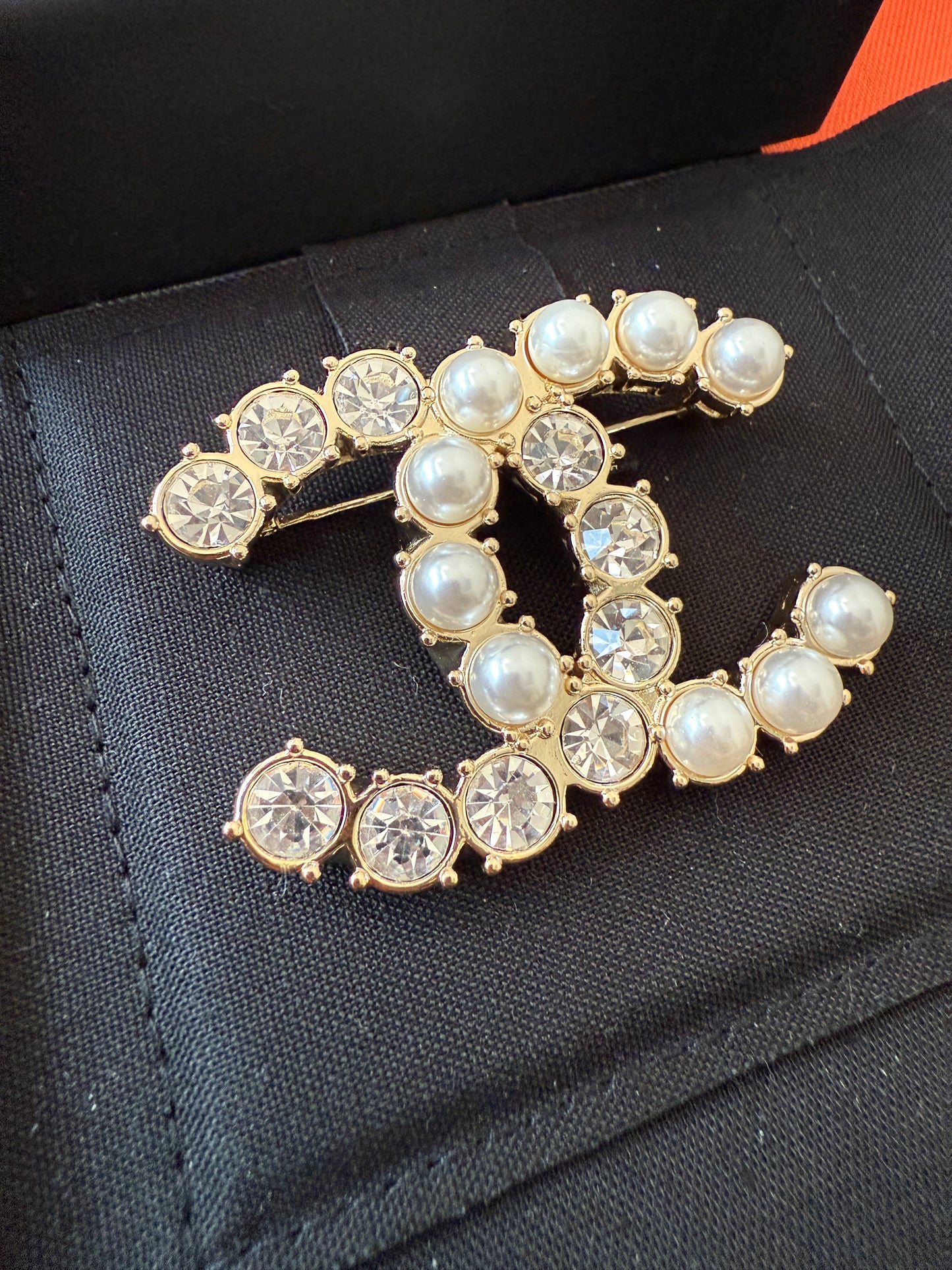 CHANEL 20B CLASSIC GOLD TONE LARGE BIG CC LOGO PEARL PEARLS CRYSTALS BROOCH PIN