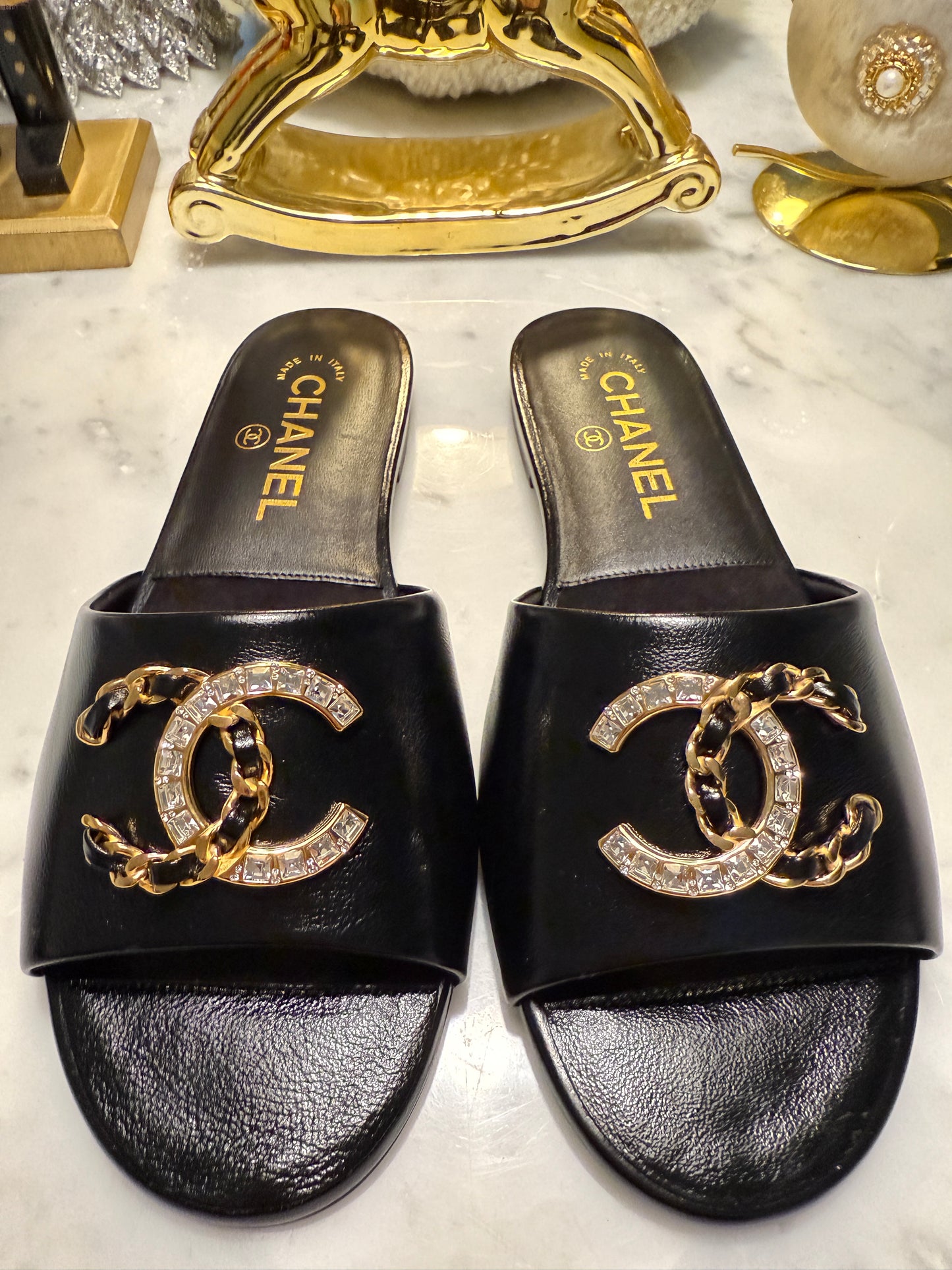 2024 CHANEL CC LOGO BLACK LEATHER CC CRYSTAL CHAIN LOGO FLAT SHOES SLIDES MULES SANDALS