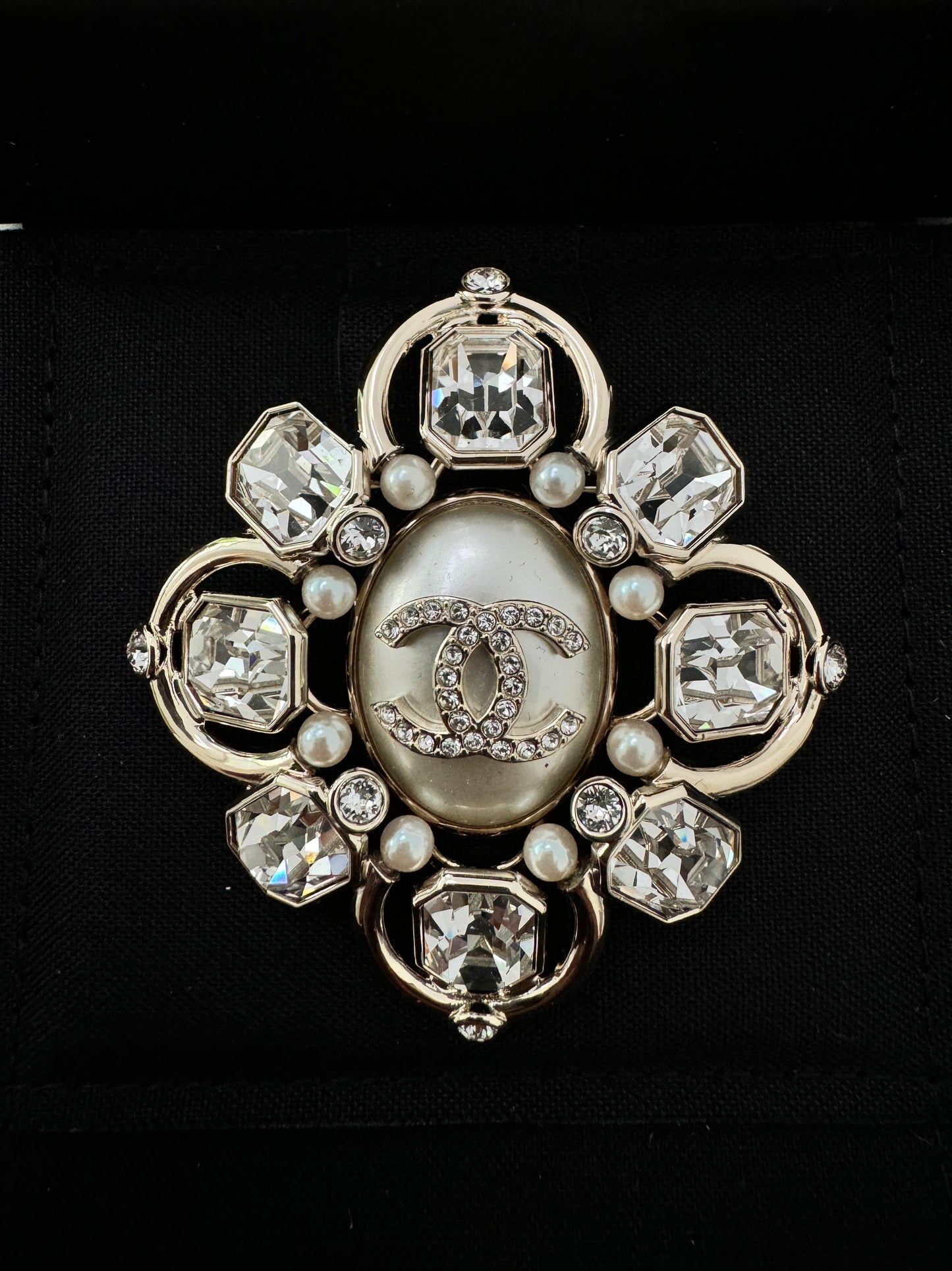 CHANEL 21A LARGE CLASSIC PEARL BIG STONES SHIELD BROOCH GOLD CRYSTALS WHITE PIN