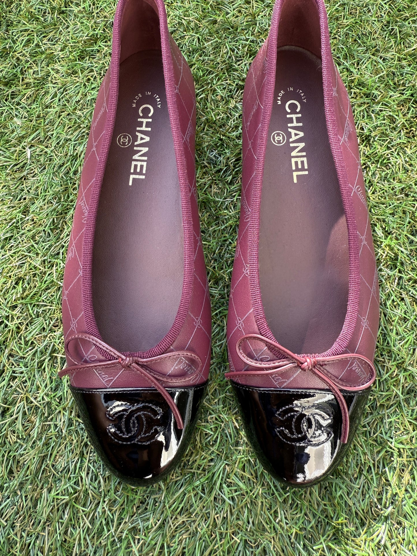 CHANEL CC LOGO BURGUNDY BLACK LEATHER PATENT CAP TOE BALLET BALLERINA FLATS SHOES