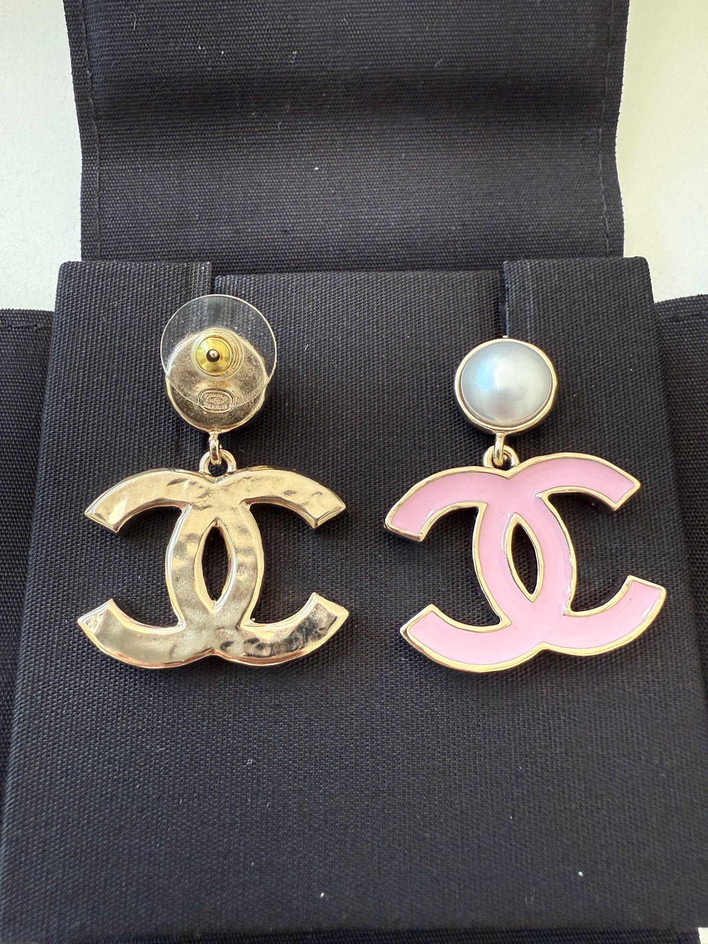 Chanel 25P CC Logo Pink Metal Resin Gold Tone Stud White Pearl Pendant Earrings