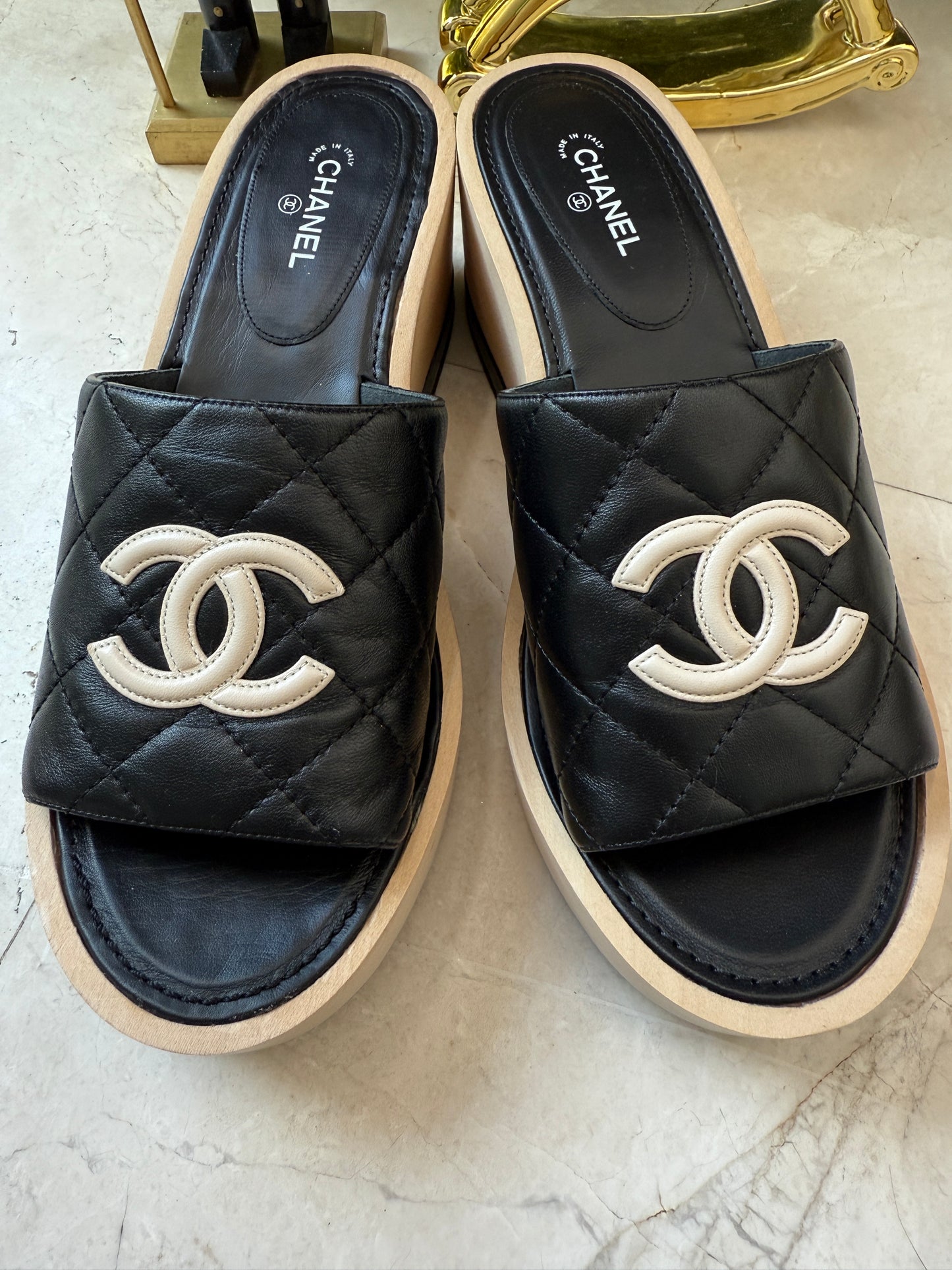 CHANEL BLACK WOODEN MULES IN LAMBSKIN LEATHER WITH CREAM CC LOGO DETAIL WEDGE SLIDES