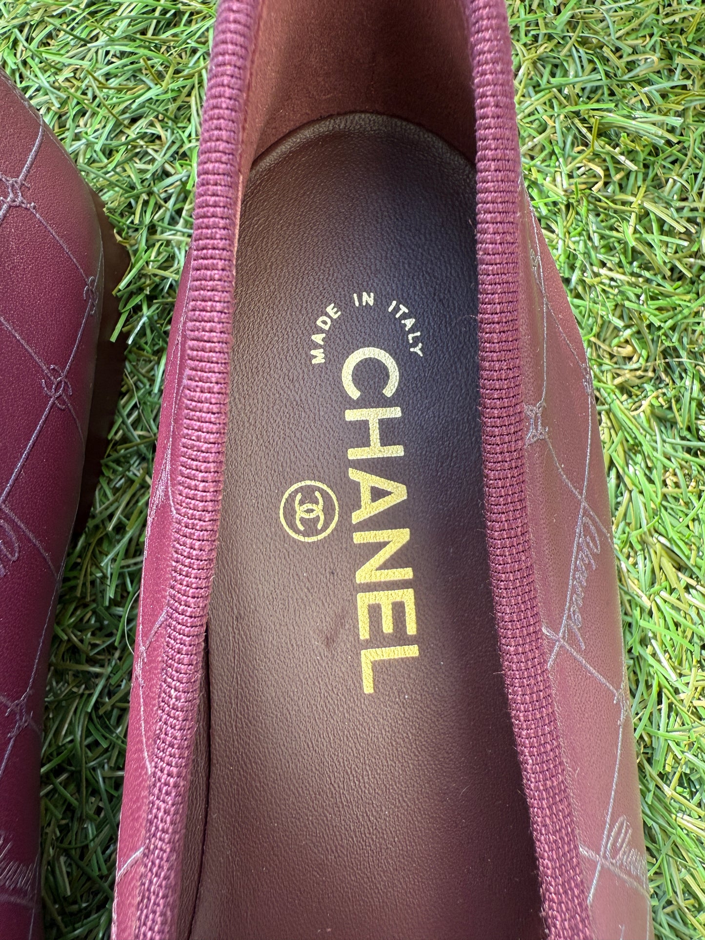 CHANEL CC LOGO BURGUNDY BLACK LEATHER PATENT CAP TOE BALLET BALLERINA FLATS SHOES