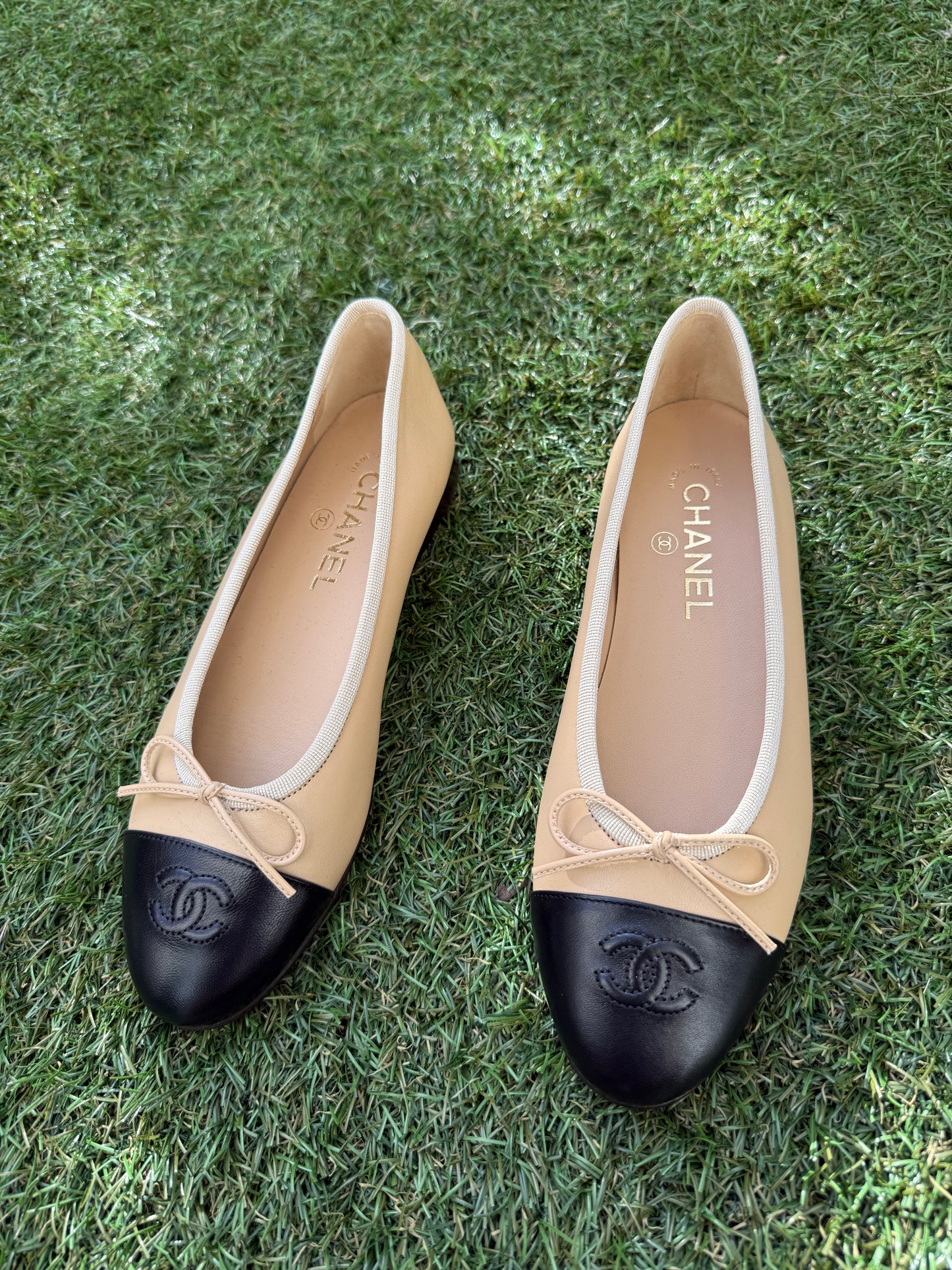 CHANEL CC LOGO BEIGE & BLACK LEATHER BALLET BALLERINA FLATS SHOES CLASSIC