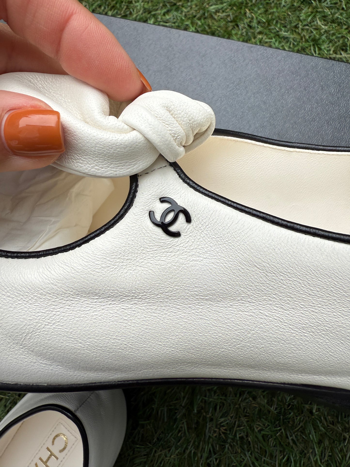 2024 CHANEL WHITE & BLACK LEATHER BALLET BALLERINA FLATS WITH BOW