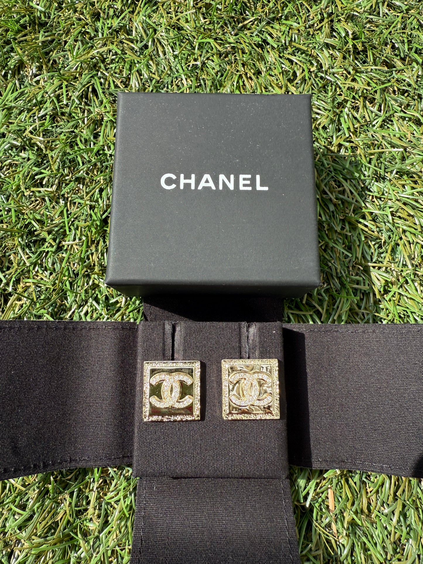 2023P CHANEL RUNWAY SQUARE GOLD TONE CC LOGO WHITE CRYSTALS EARRINGS STUDS STUD