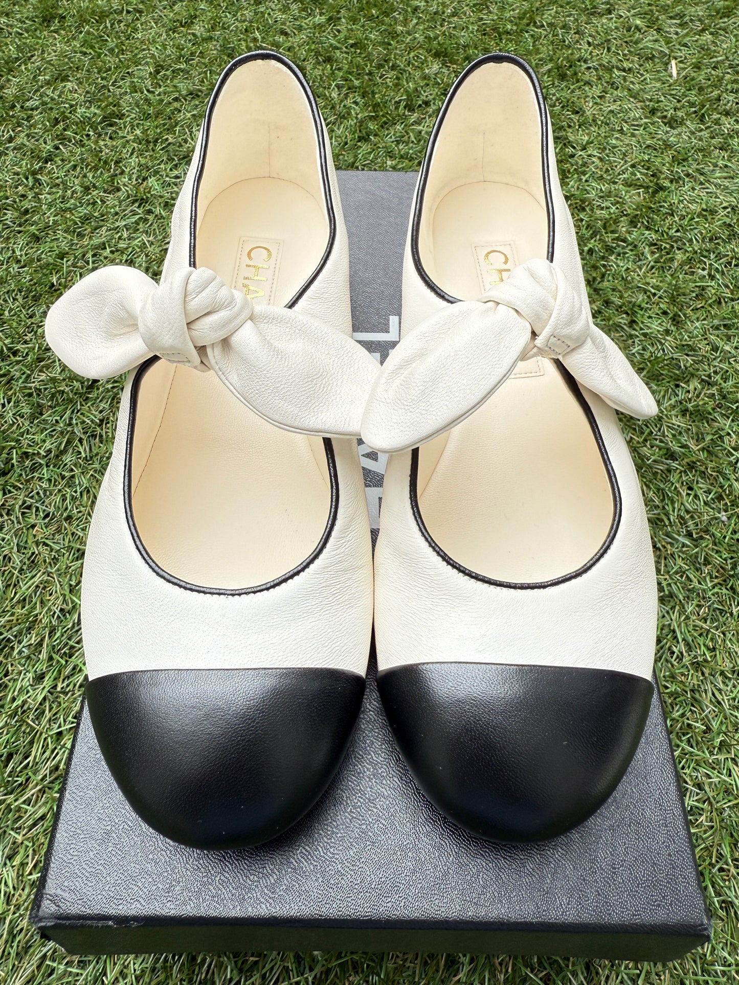 2024 CHANEL WHITE & BLACK LEATHER BALLET BALLERINA FLATS WITH BOW