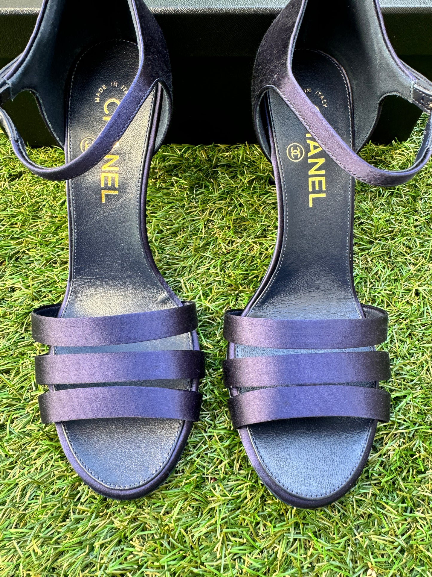 CHANEL BLUE PURPLE SATIN & LEATHER PEARL CC LOGO HEELS SANDALS SHOES STRAPPY