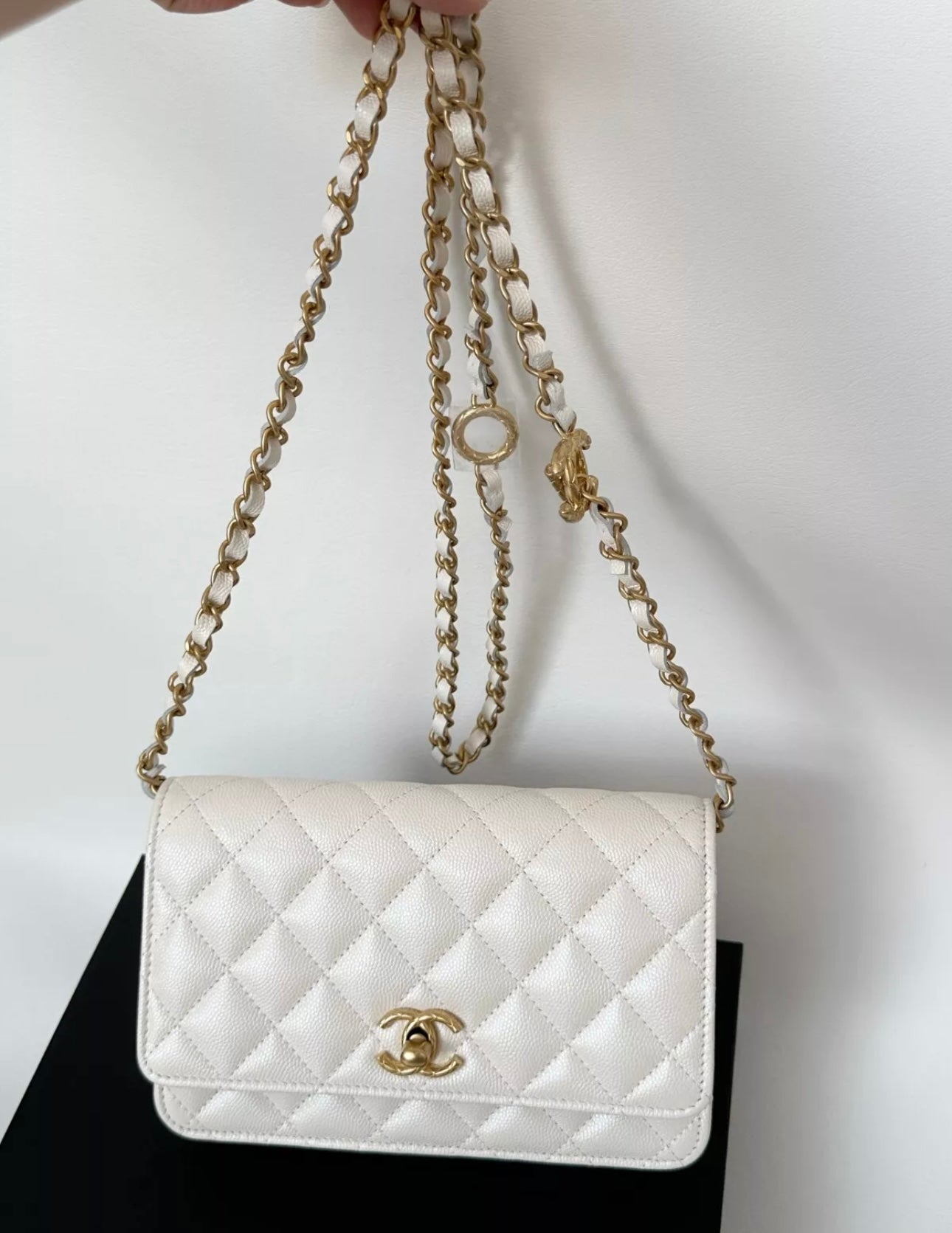 CHANEL WHITE IRIDESCENT CAVIAR LEATHER WOC WALLET ON CHAIN CROSSBODY BAG GHW