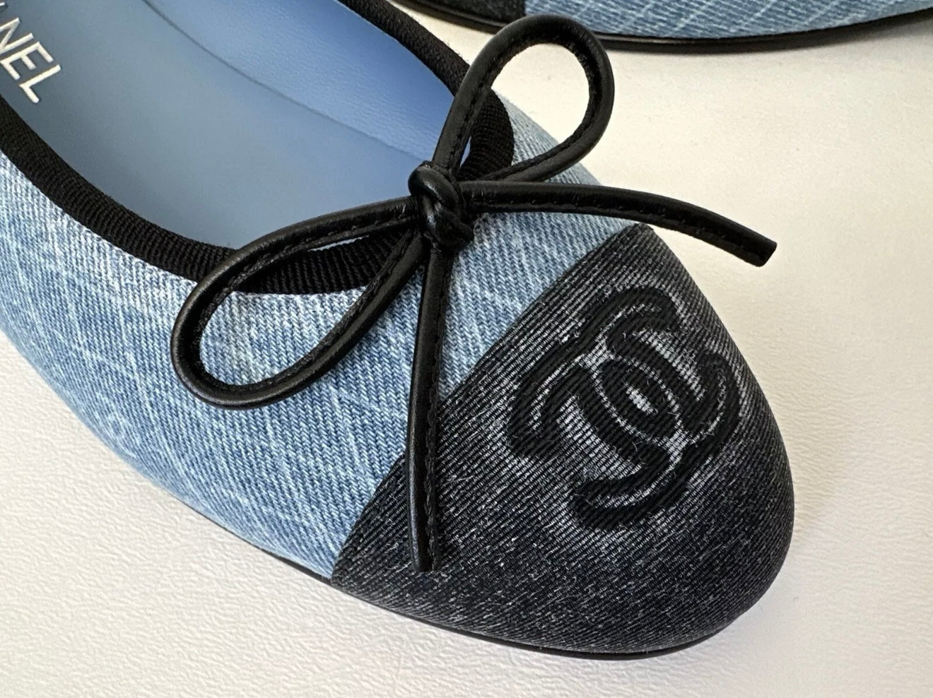 2024 CHANEL CC LOGO BLUE DENIM JEAN BALLET FLATS BLACK CAPTOE SHOES